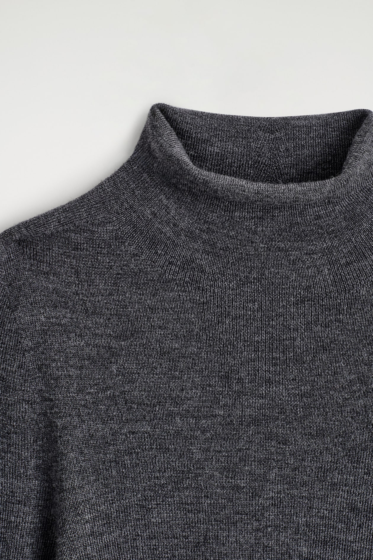 SEAMLESS MERINO WOOL TURTLENECK LONG-SLEEVED TOP — CHARCOAL MÉLANGE