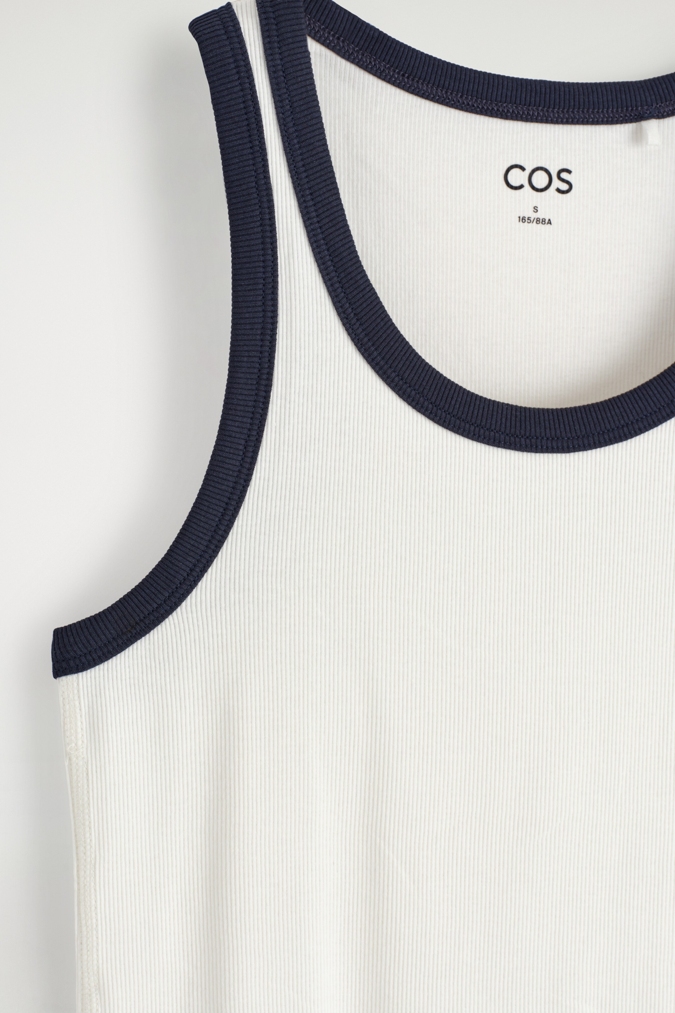 Grotere afbeelding bekijken: GERIBBELDE TANKTOP - wit / marineblauw - DAMES | H&M BE 6