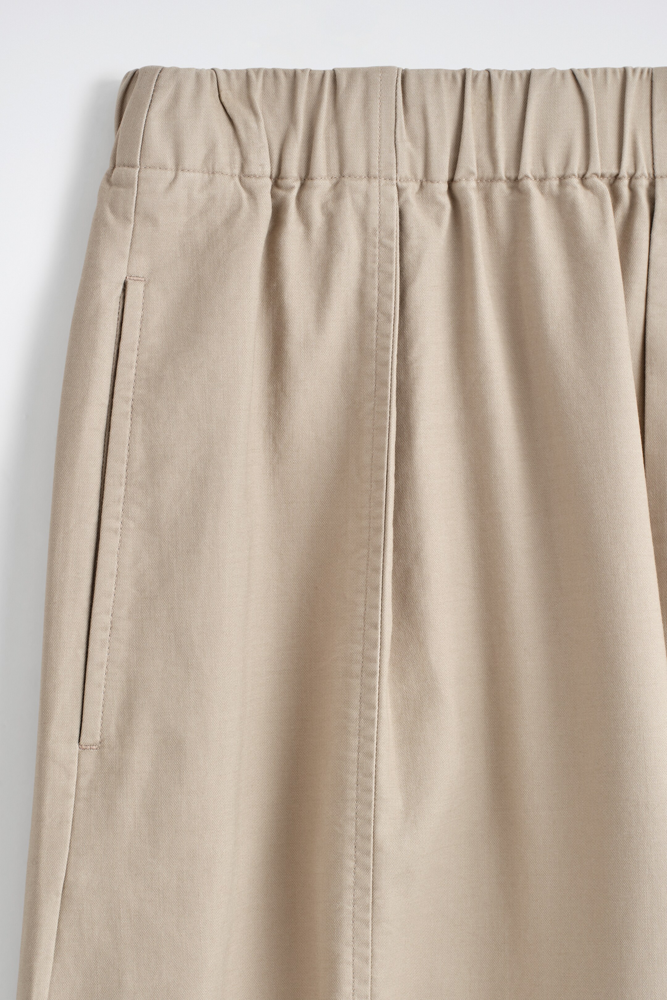 Größeres Bild ansehen: VERKÜRZTE HOSE AUS BAUMWOLLE MIT BARREL-BEIN - BEIGE - Men | H&M DE 6