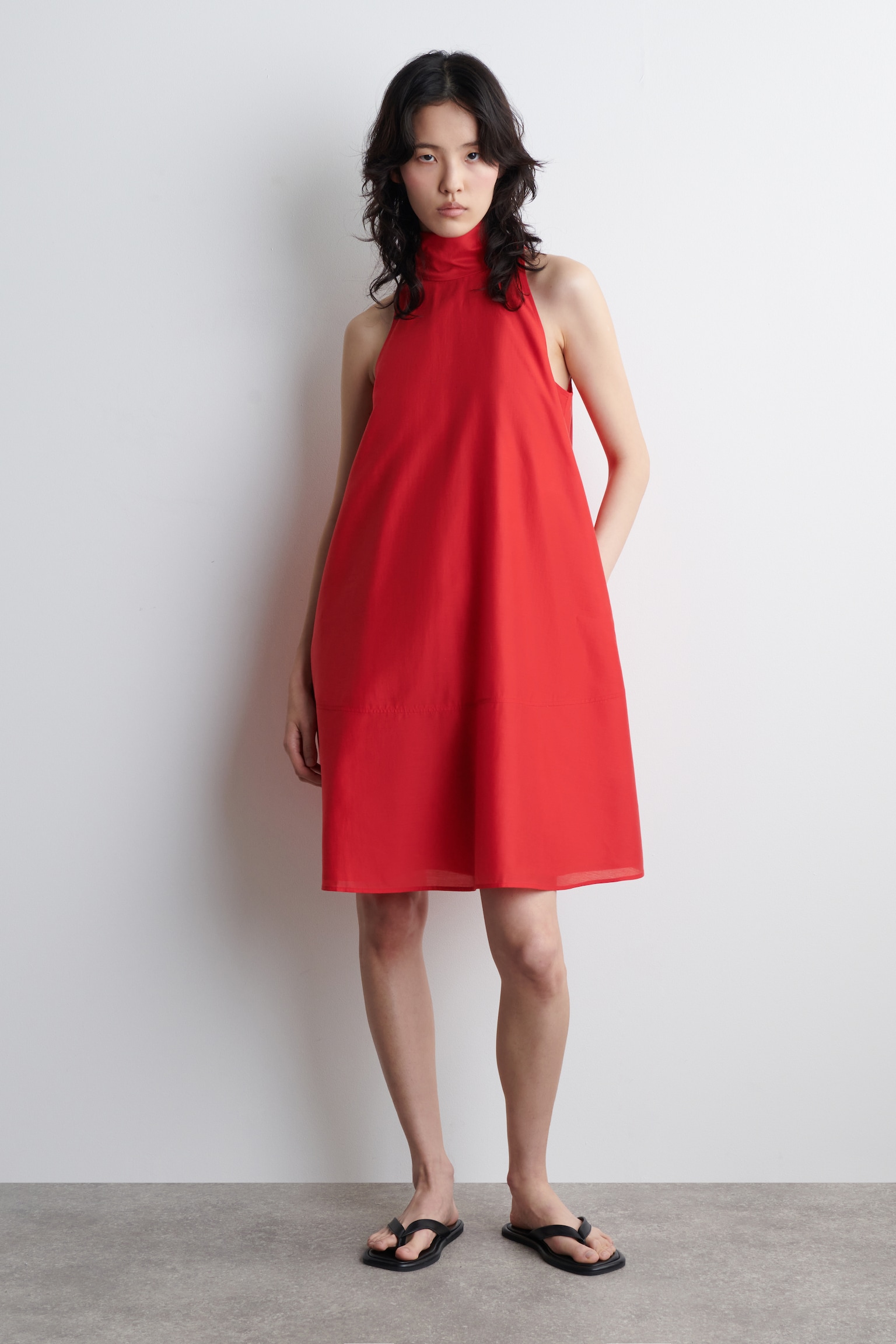 FLUID HALTERNECK MINI DRESS - RED