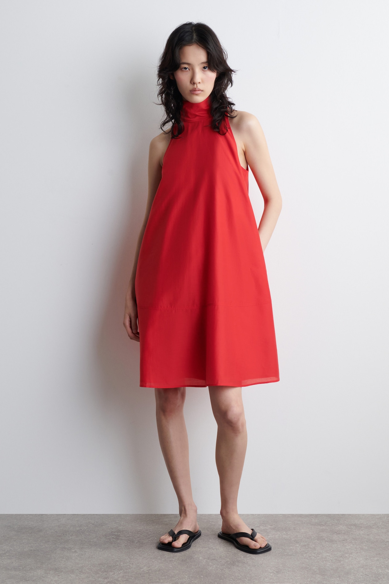 ROBE COURTE À ENCOLURE LICOU FLUIDE - ROUGE | COS