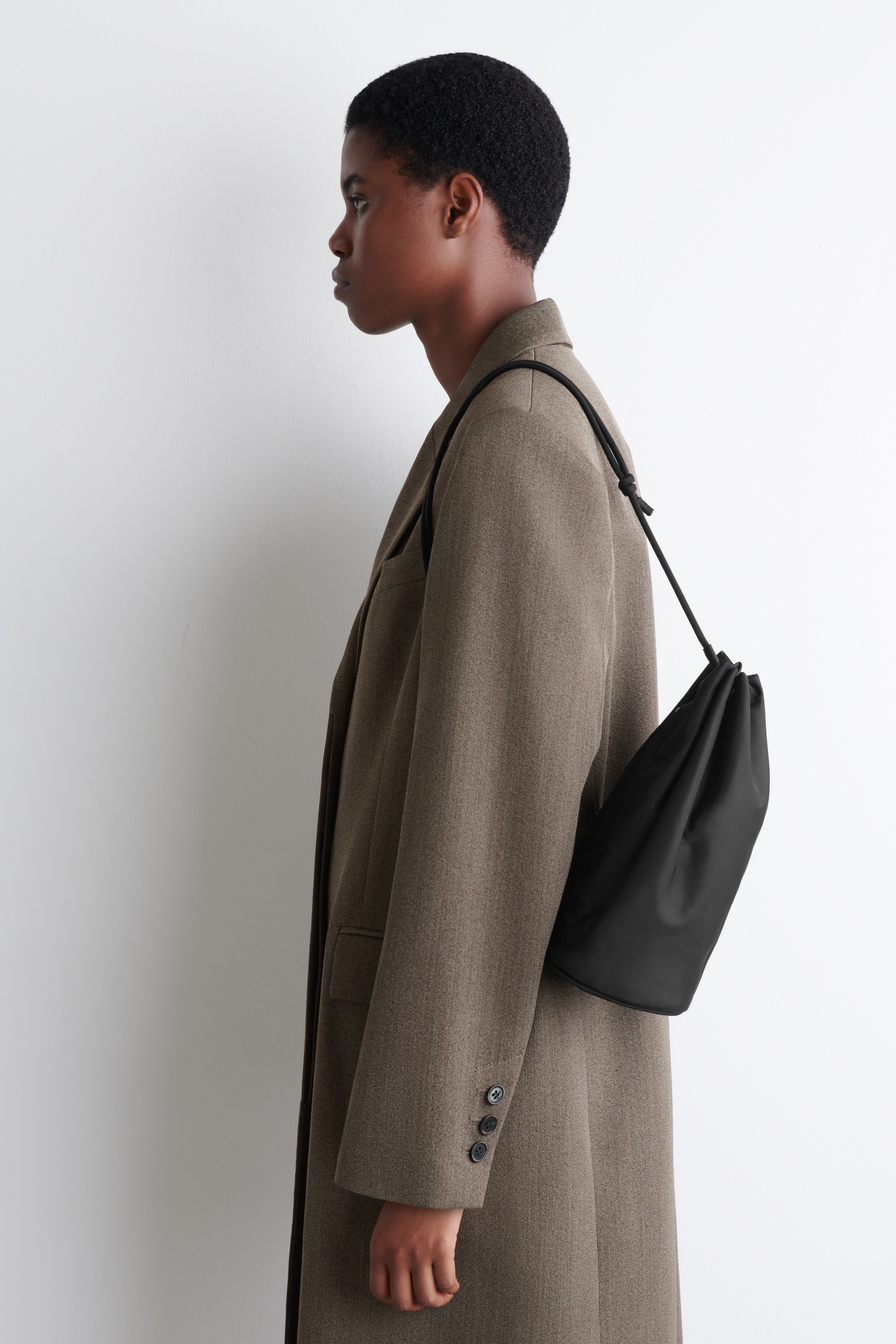 Grösseres Bild ansehen: UMHÄNGETASCHE MIT KORDZUG - NYLON - SCHWARZ - DAMEN | H&M CH 1