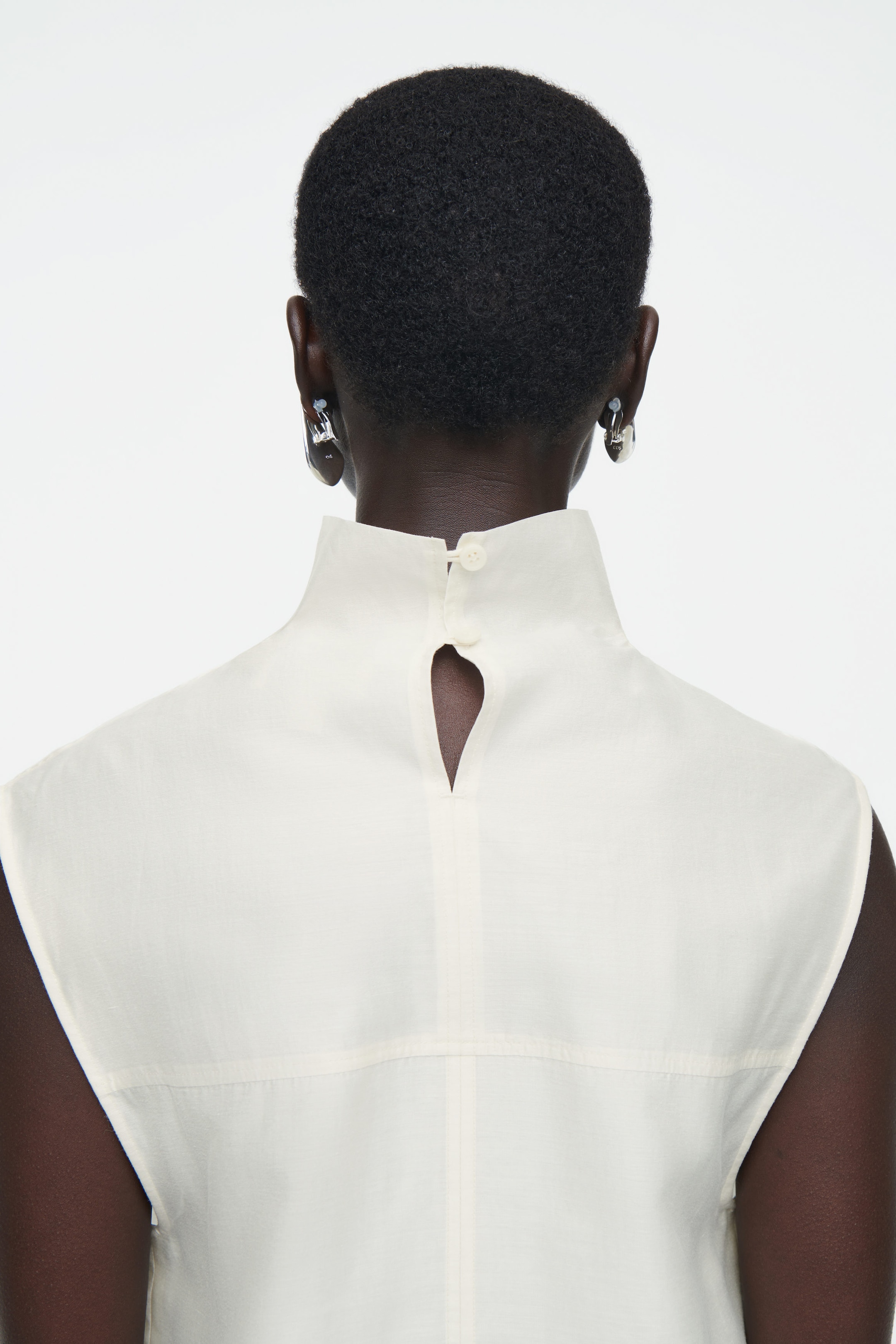 FUNNEL-NECK SLEEVELESS BLOUSE