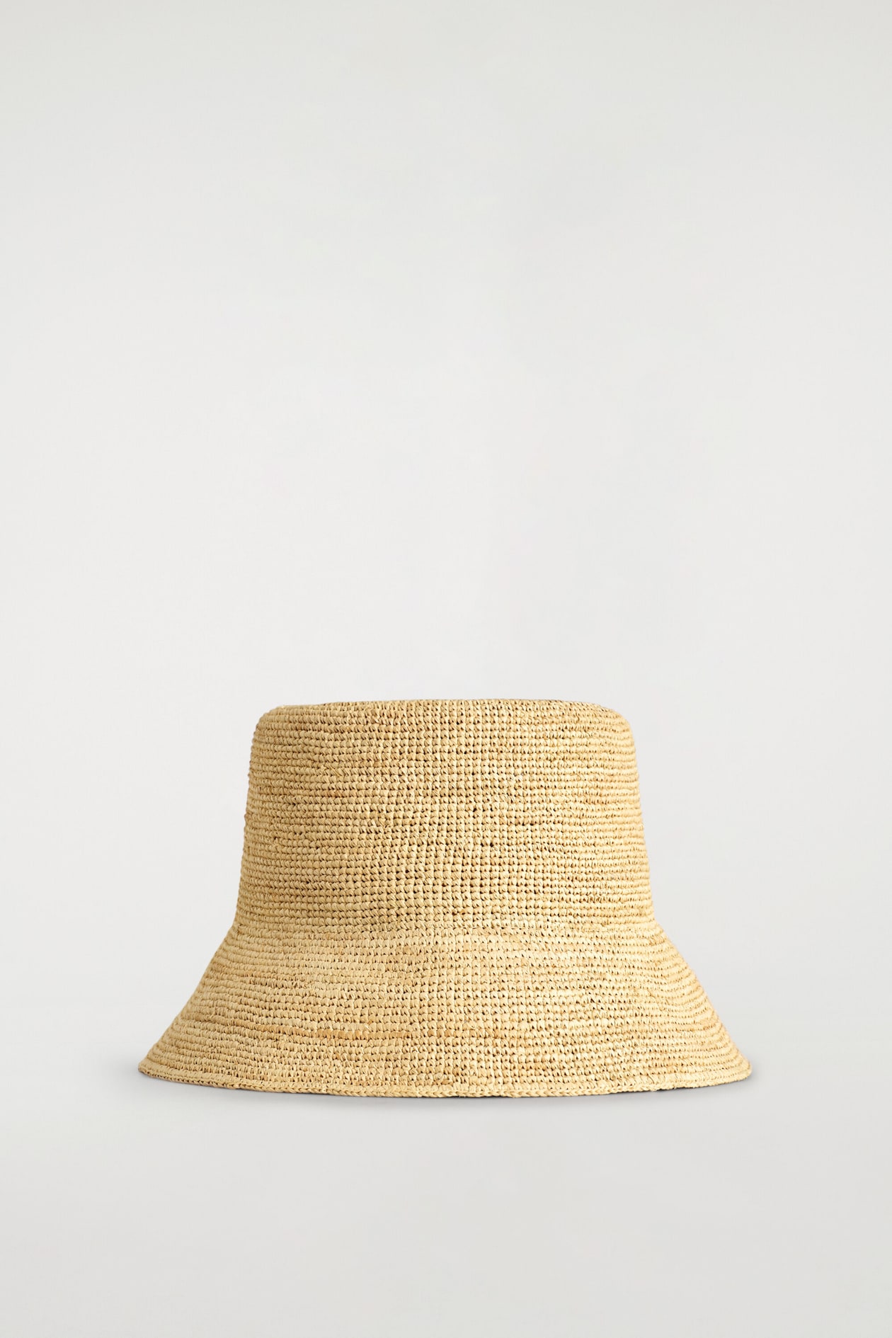 RAFFIA BUCKET HAT — BEIGE