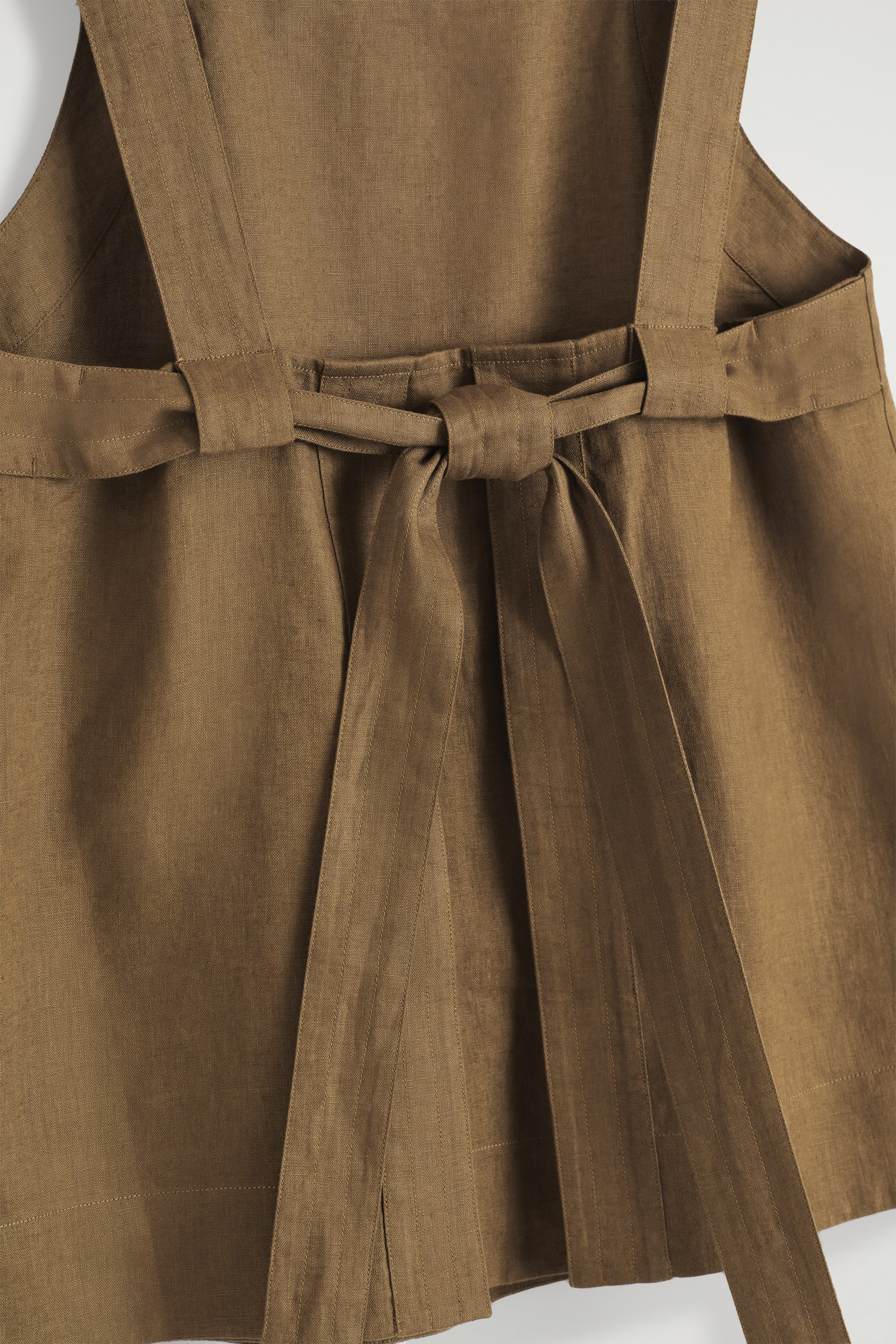 Größeres Bild anzeigen: TOP AUS LEINEN MIT BINDEDETAIL HINTEN - BRAUN - Ladies | H&M AT 7