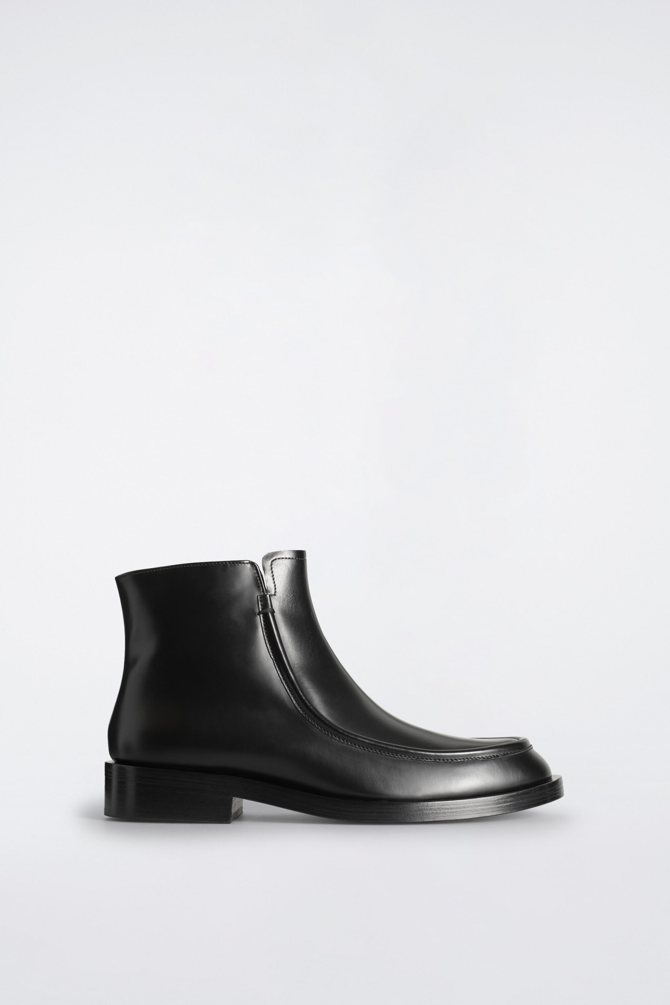 LEATHER APRON BOOTS