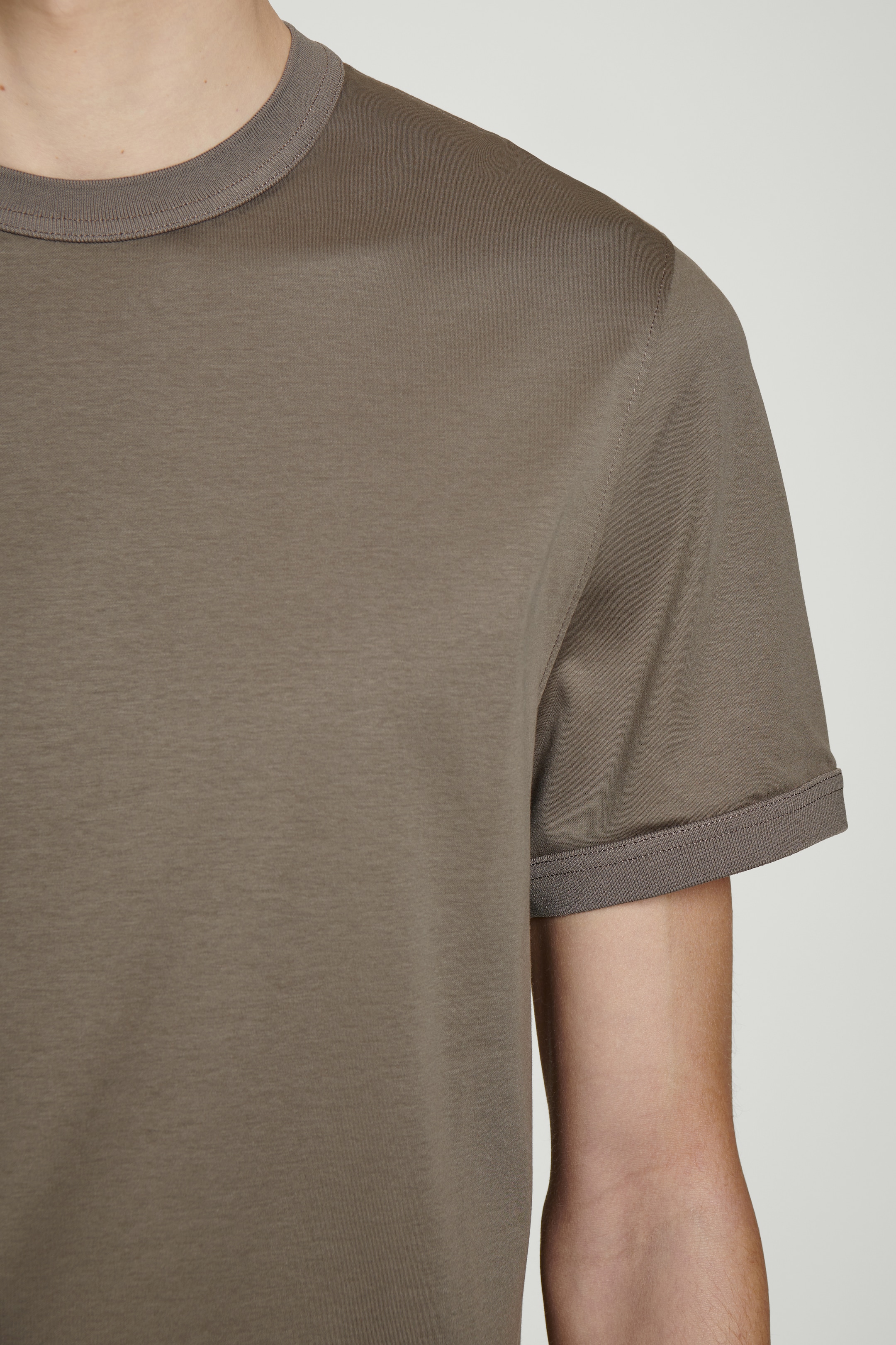 Zobacz większy obraz: KLASYCZNY T-SHIRT Z BAWEŁNY MERCERYZOWANEJ - CIEMNY BRĄZOWOSZARY - ON | H&M PL 3