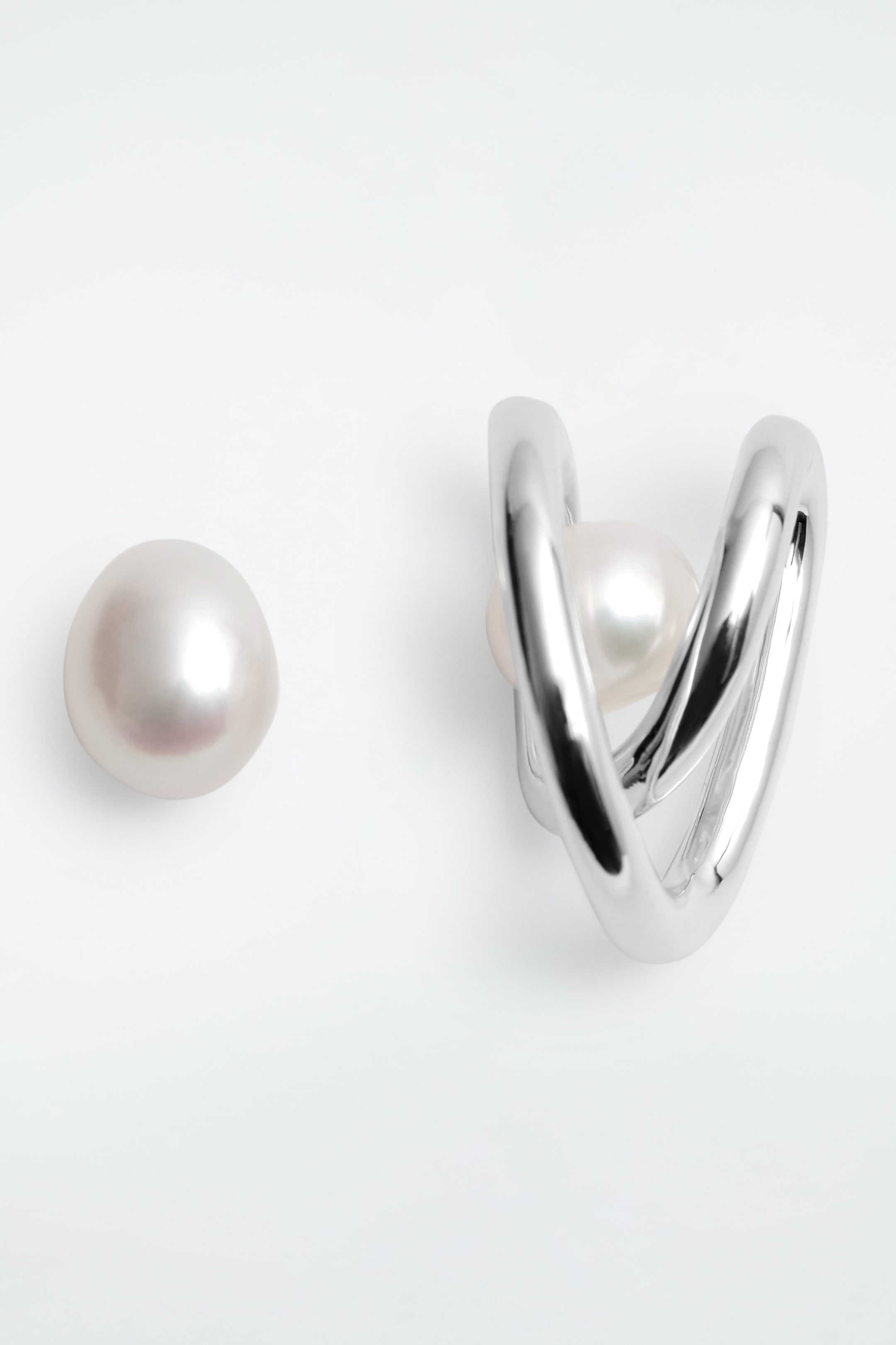 MISMATCHED COILED FRESHWATER PEARL EARRINGS