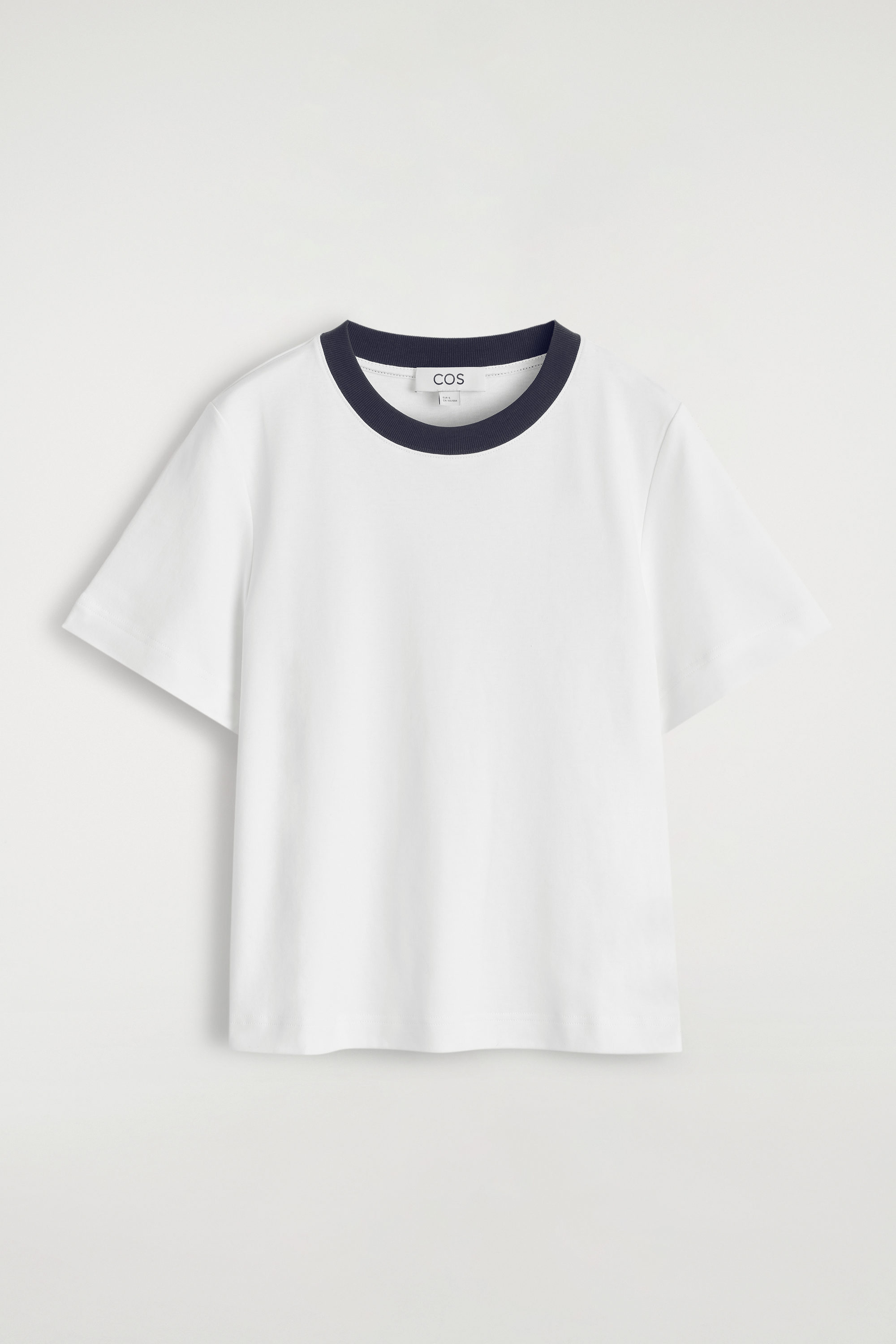 ︎素ㄘゃ CLEAN CUT REGULAR T-SHIRT - WHITE / BLACK | COS