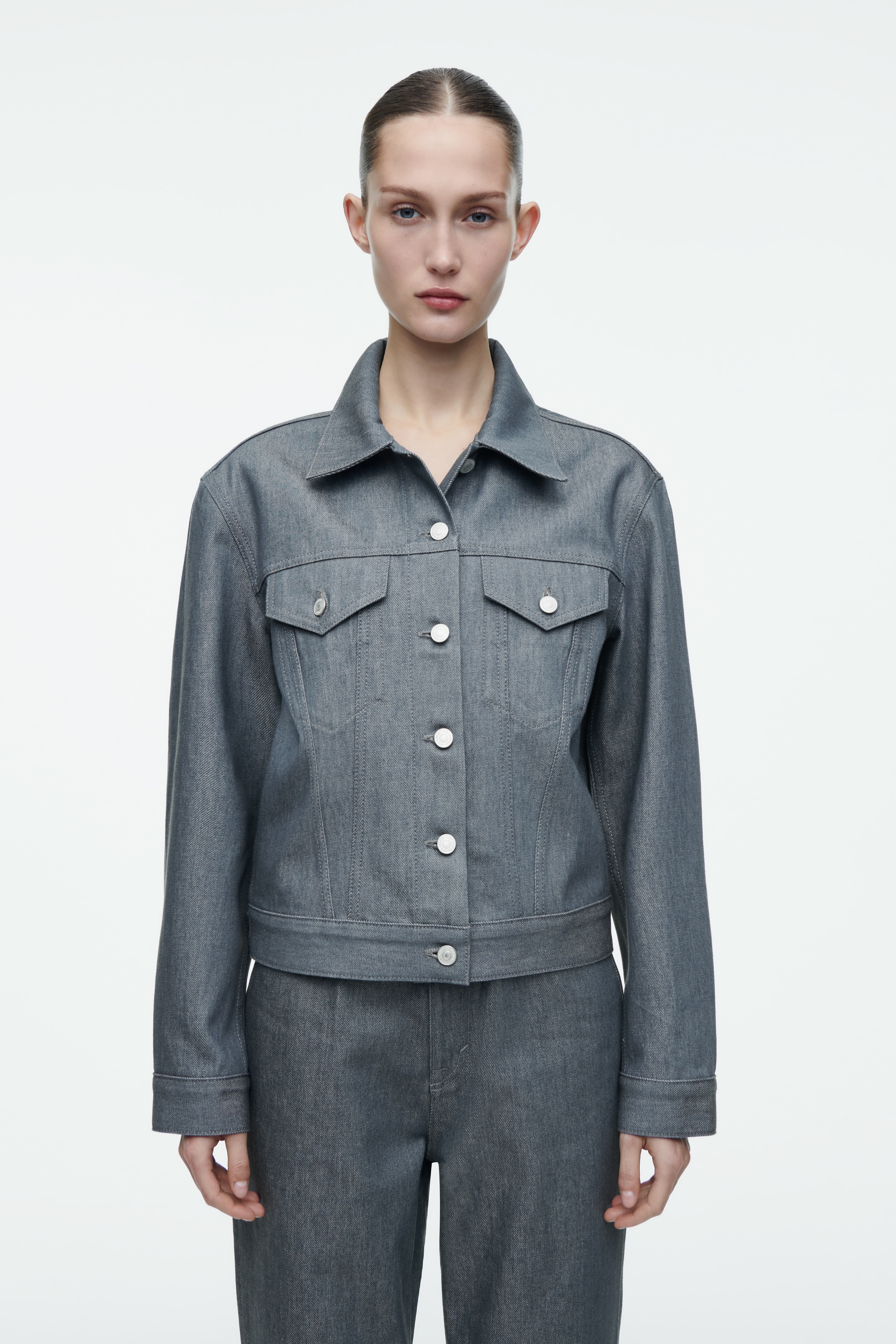 OVERSIZED DŽÍNOVÁ BUNDA Z SUROVÉHO DENIMU - SUROVÁ ŠEDÁ