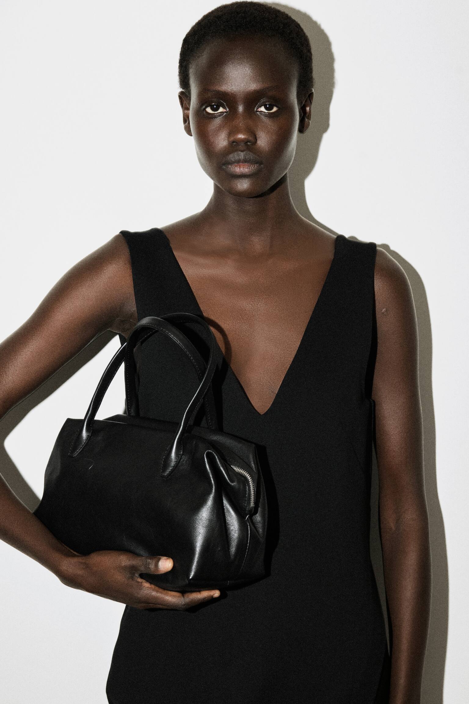 V-NECK WRAPPED MIDI DRESS - שחור - 5