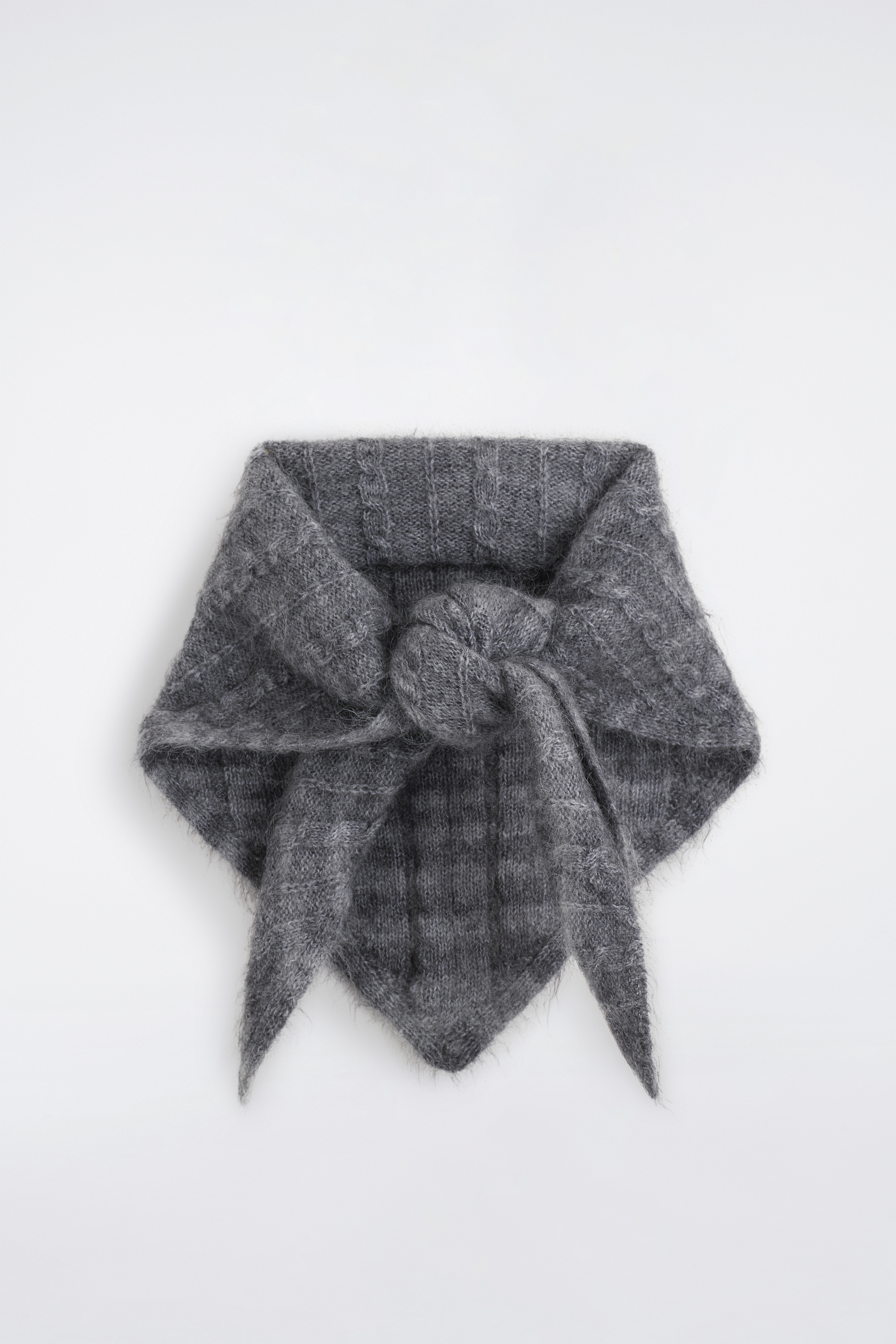 BUFANDA TRIANGULAR PUNTO OCHOS - GRIS/A CUADROS