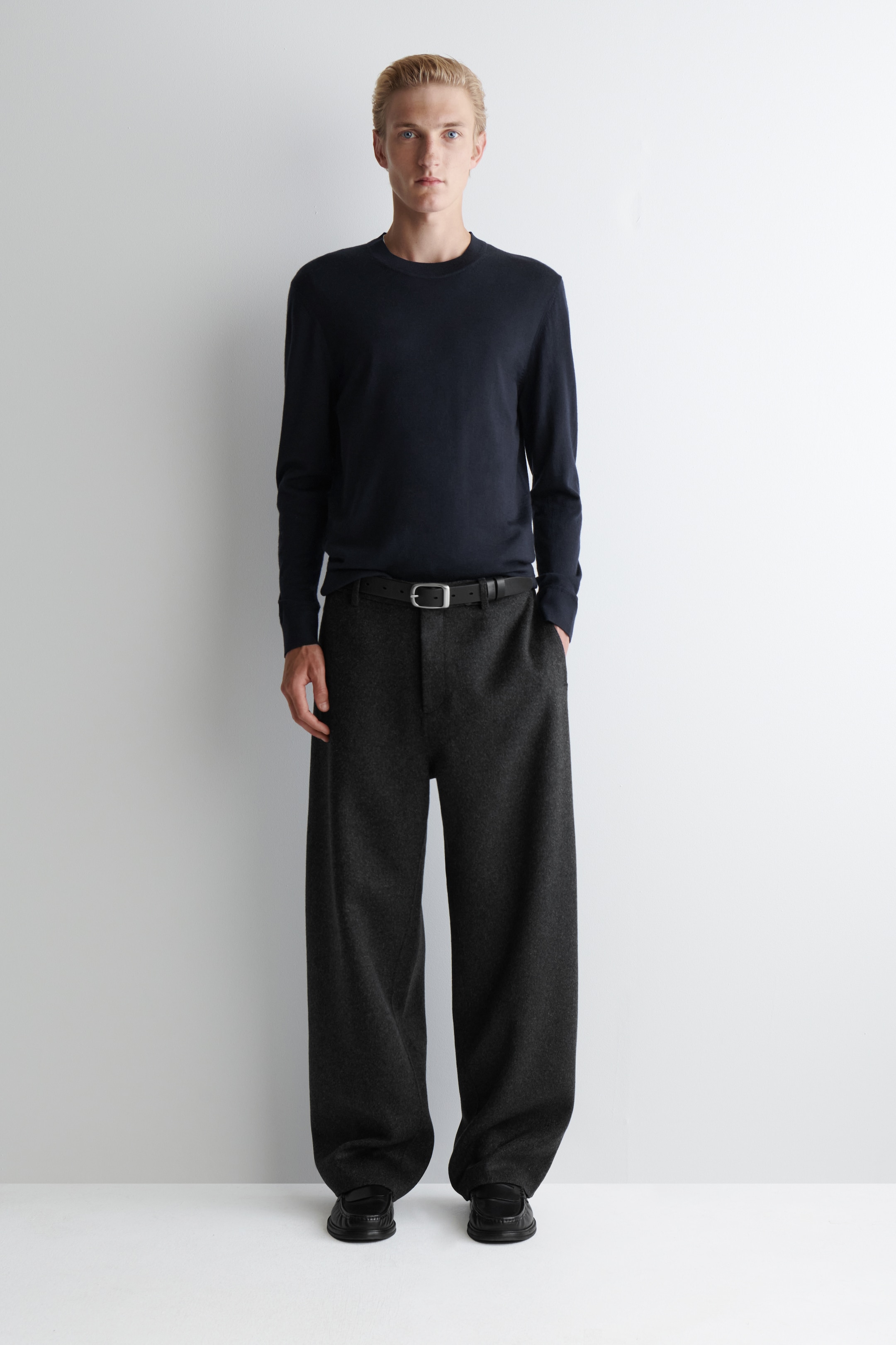 Agrandir l'image: PULL SLIM À COL ROND EN LAINE MÉRINOS - BLEU MARINE - HOMME | H&M FR 2