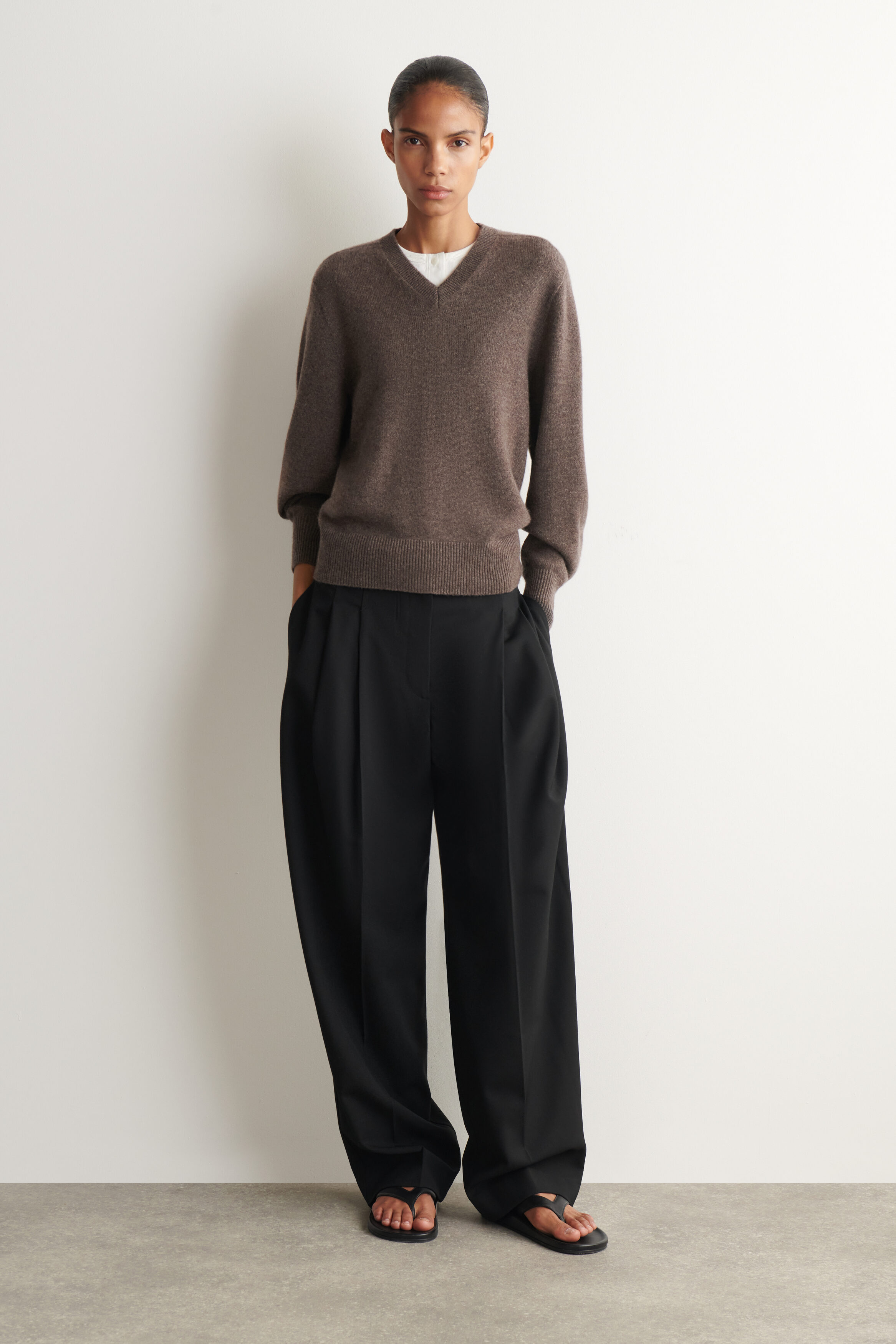 SCULPTED PURE CASHMERE V-NECK SWEATER - BROWN MÉLANGE | COS CA