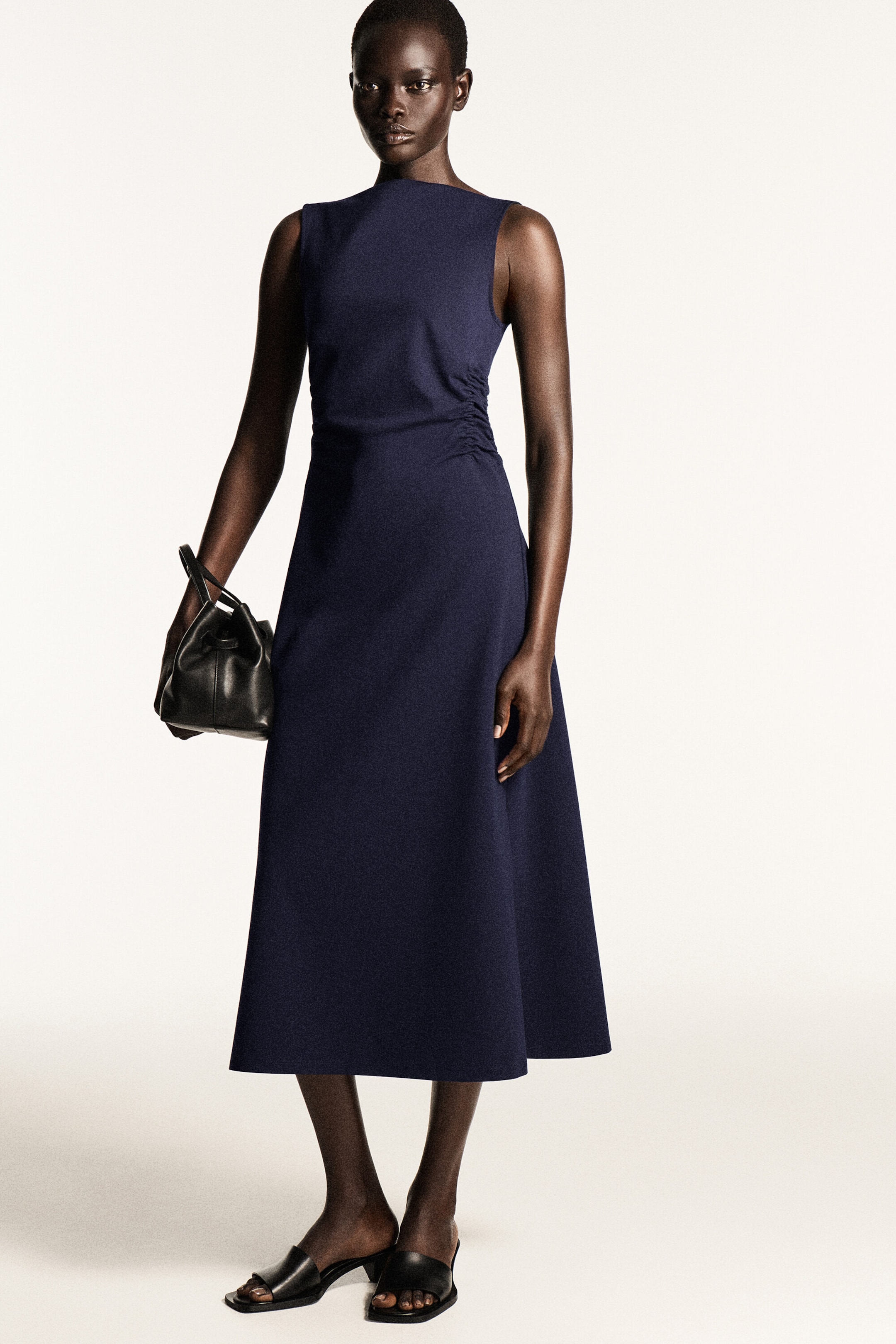 BAUMWOLLJERSEY-MIDIKLEID MIT RÜSCHEN AN DER TAILLE