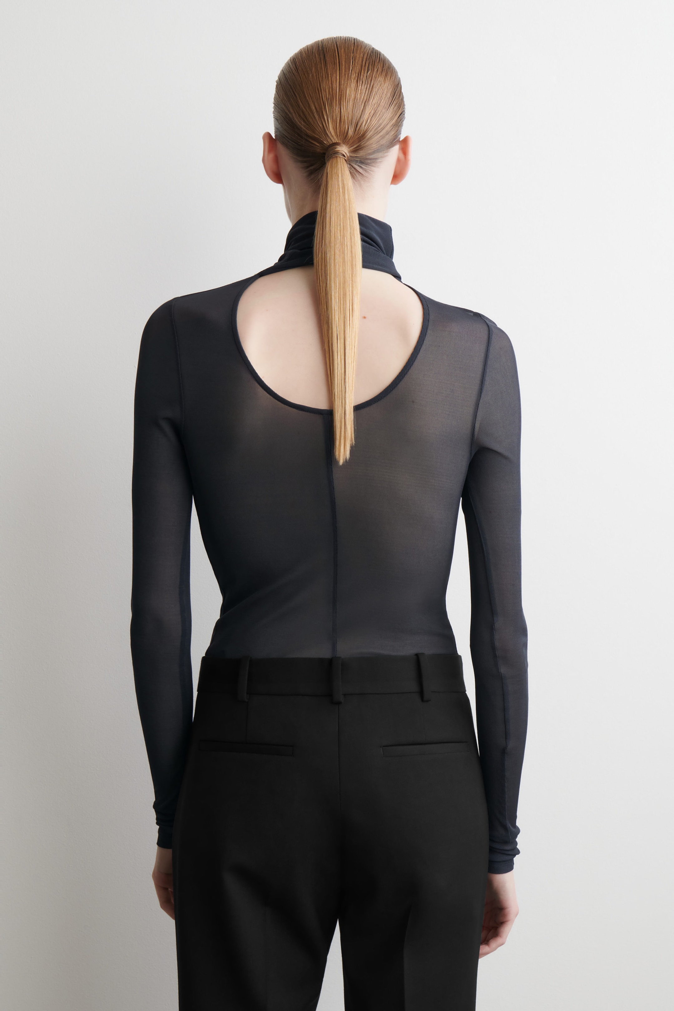 TOP IN SETA CON DETTAGLIO SCIARPA