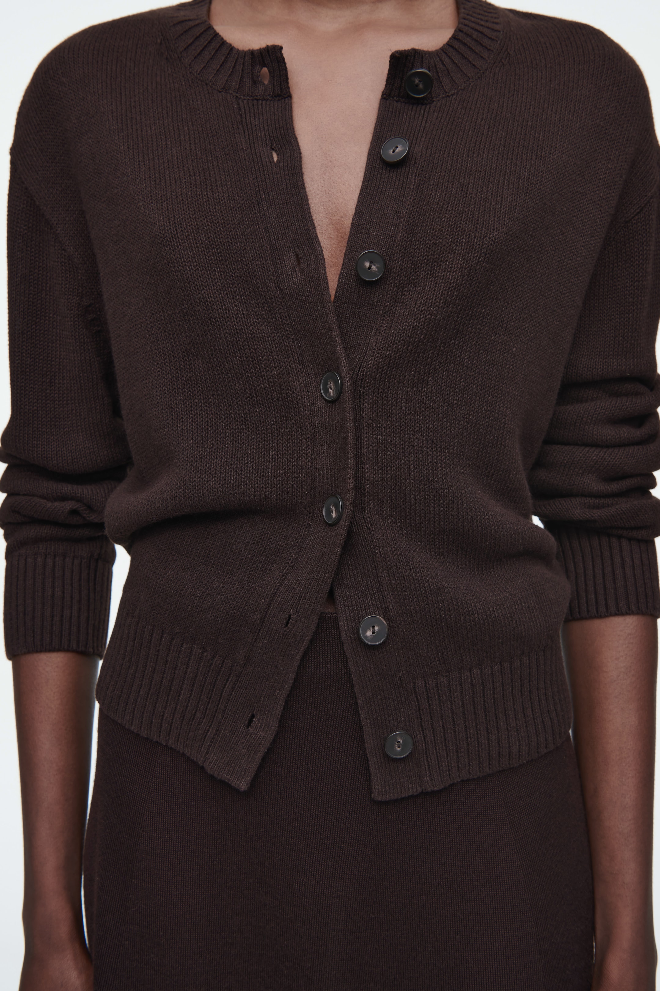 Grösseres Bild ansehen: STRICKJACKE AUS LEINEN - DUNKELBRAUN - DAMEN | H&M CH 5