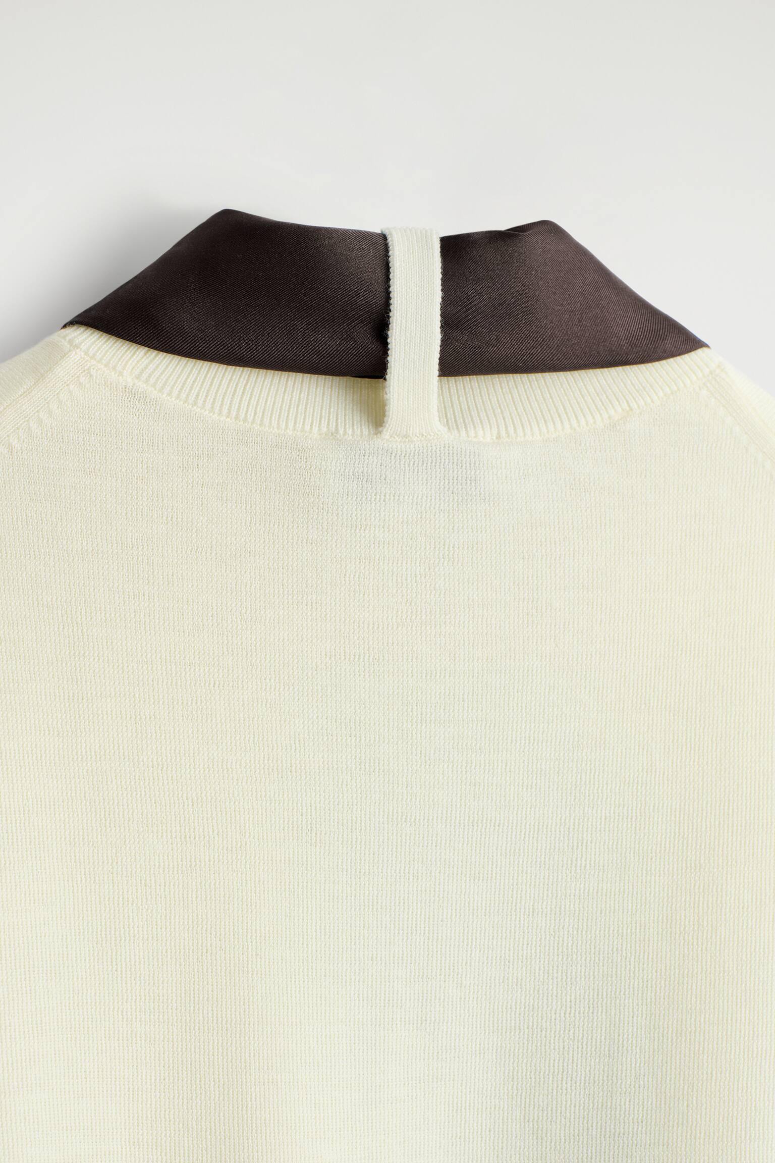 Camiseta em lã merino com detalhe em lenço - Marfim / Chocolate/BLACK / GREEN - 6