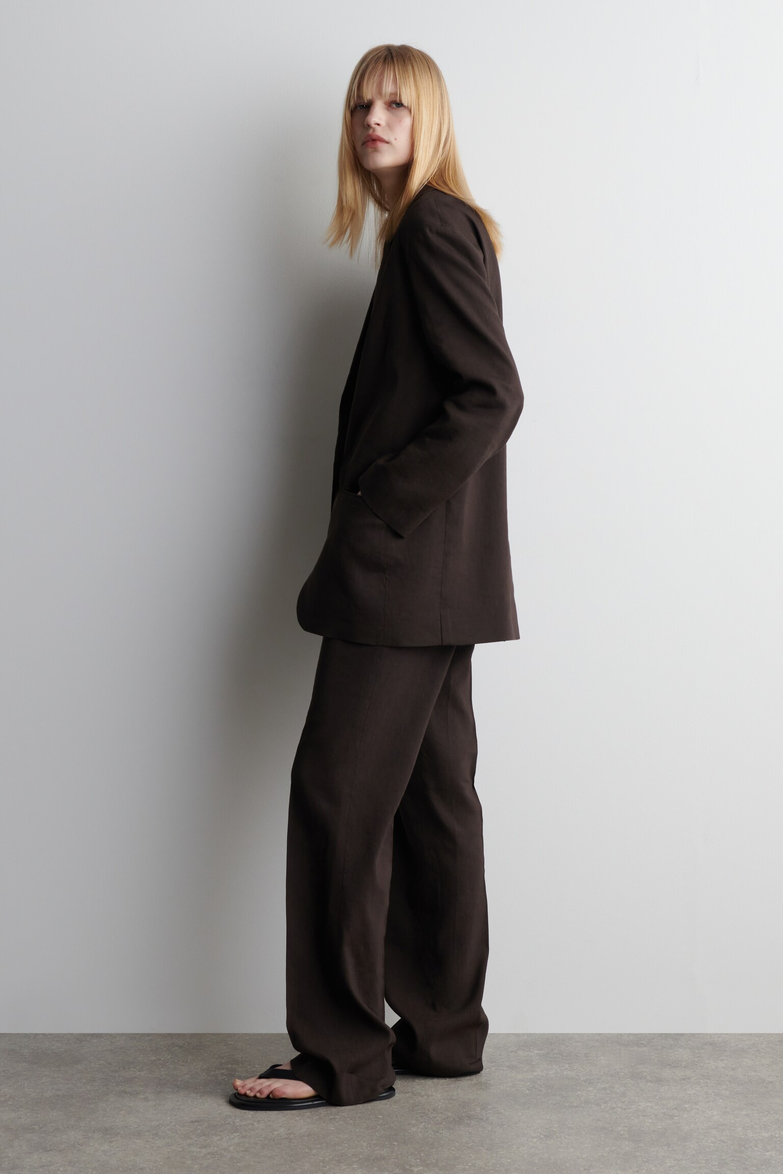 BLAZER DE LINO CON BOTONADURA SENCILLA - MARRÓN OSCURO - 5