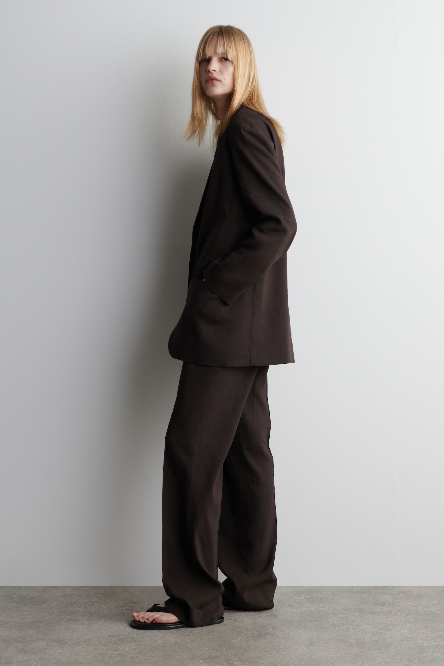 BLAZER DE LINO CON BOTONADURA SENCILLA - MARRÓN OSCURO - 4
