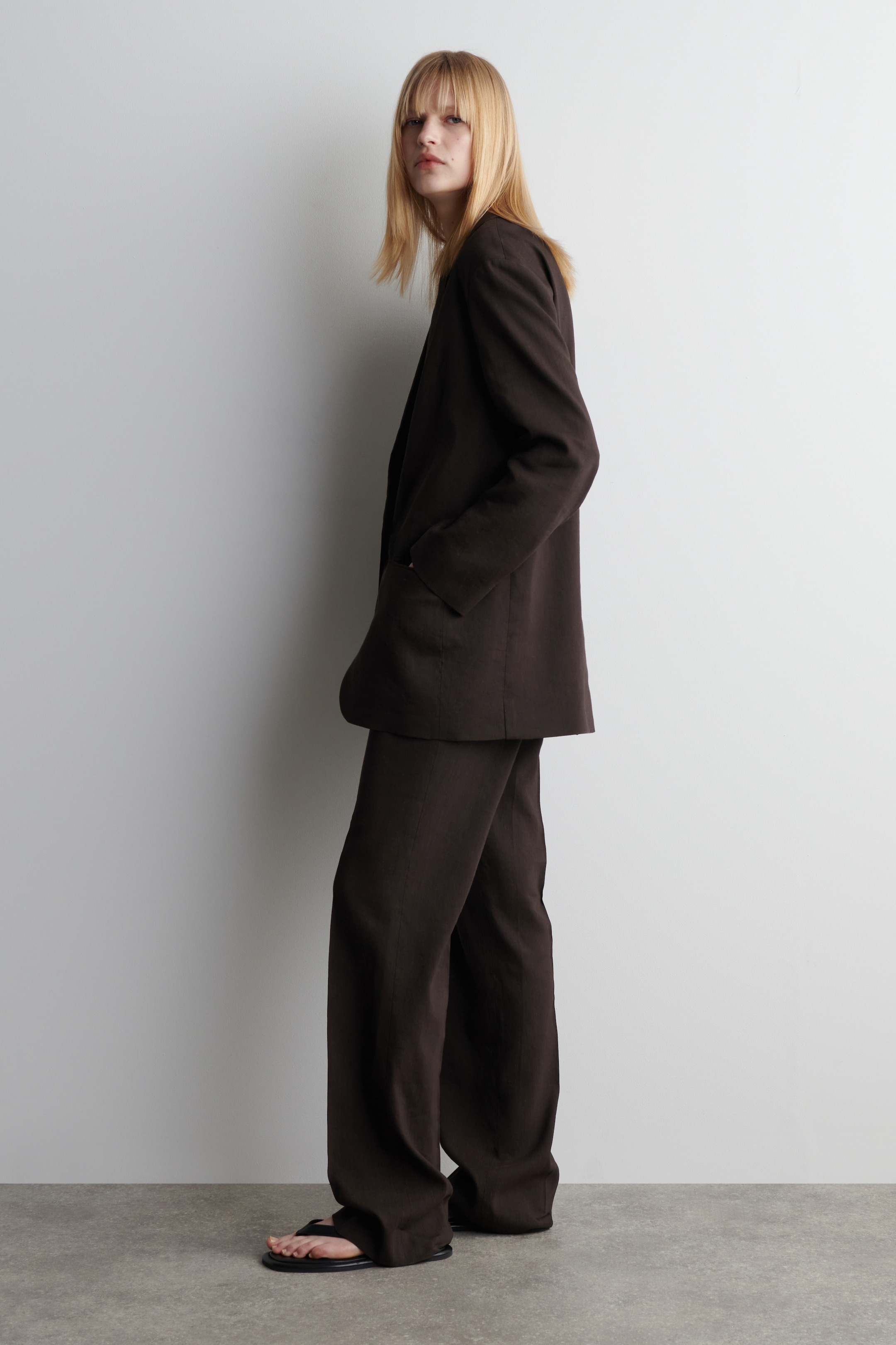 Ver imagen más grande: BLAZER DE LINO CON BOTONADURA SENCILLA - MARRÓN OSCURO - MUJER | H&M ES 4