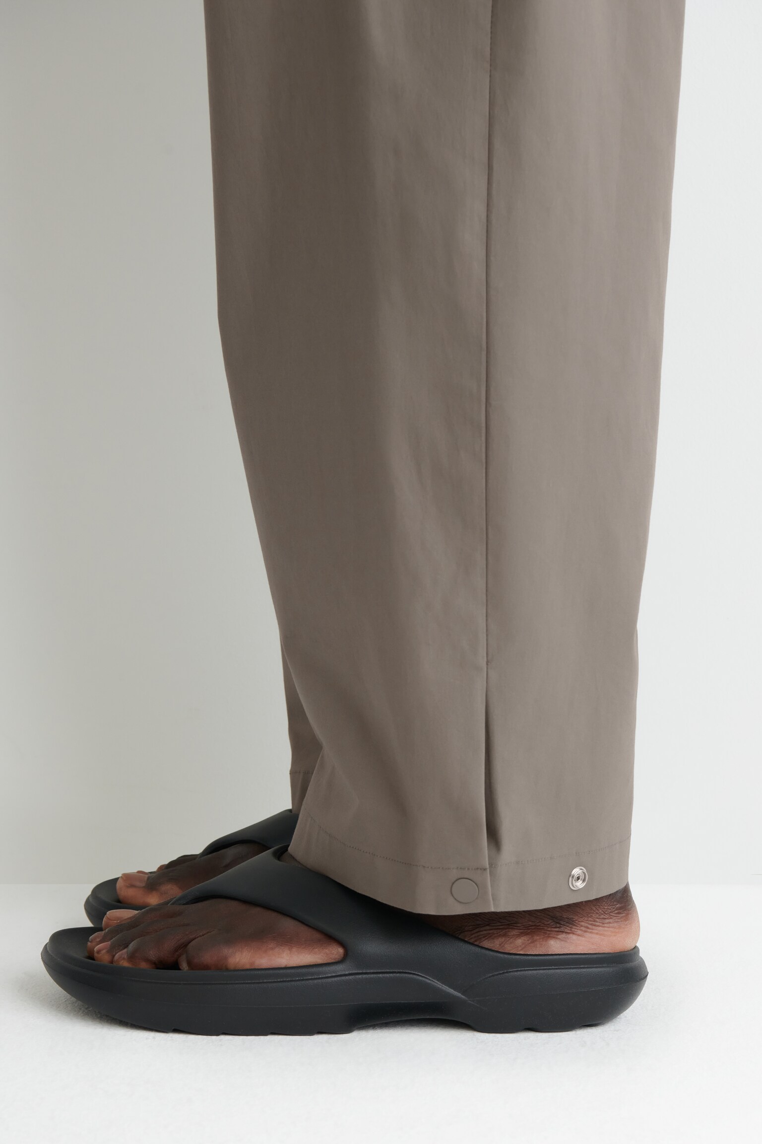 PANTALÓN DE ALGODÓN BARREL FIT - GRIS/NEGRO - 8