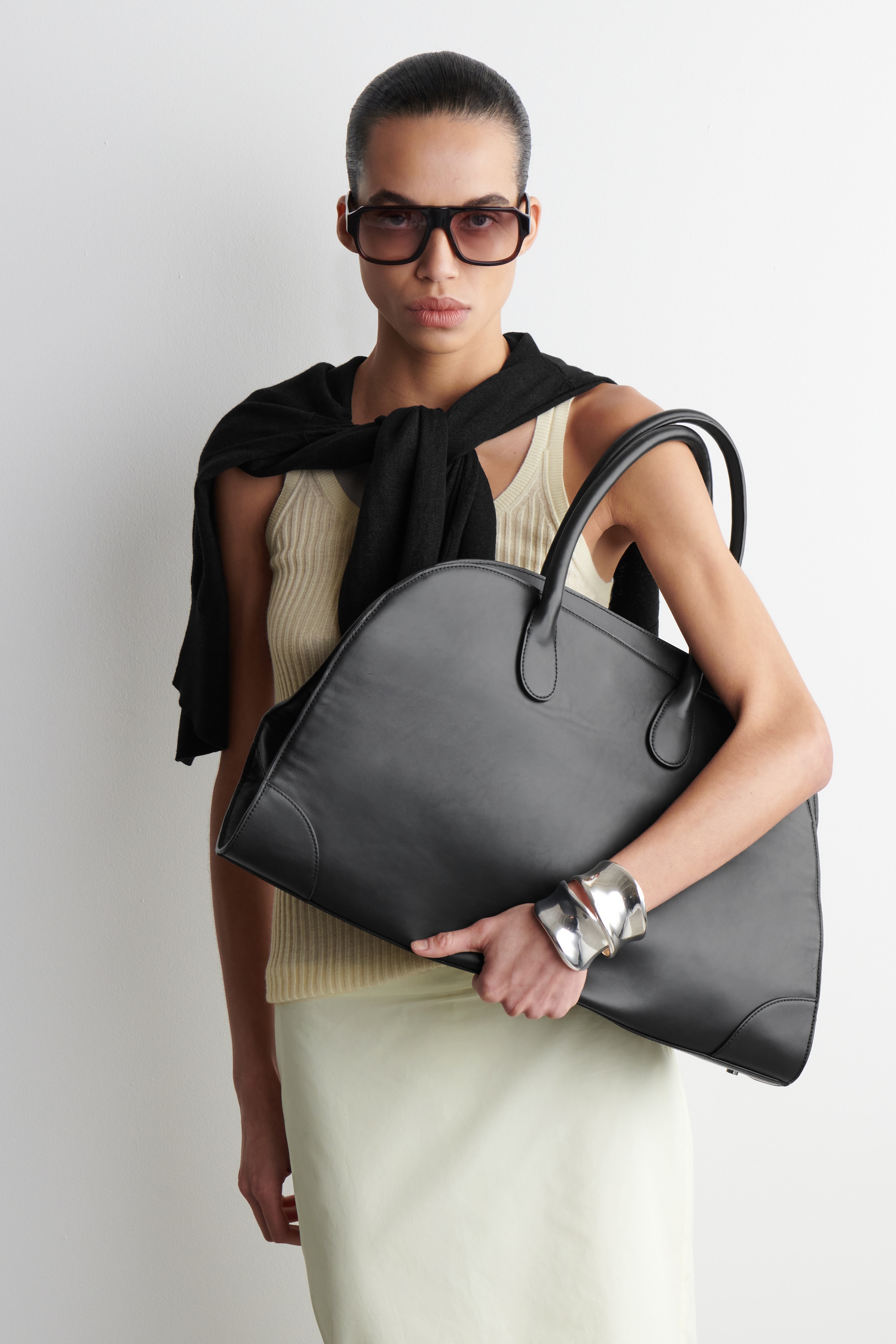 View larger image: STUDIO BOWLING BAG - LEATHER - BLACK LEATHER - Ladies | H&M GB 2