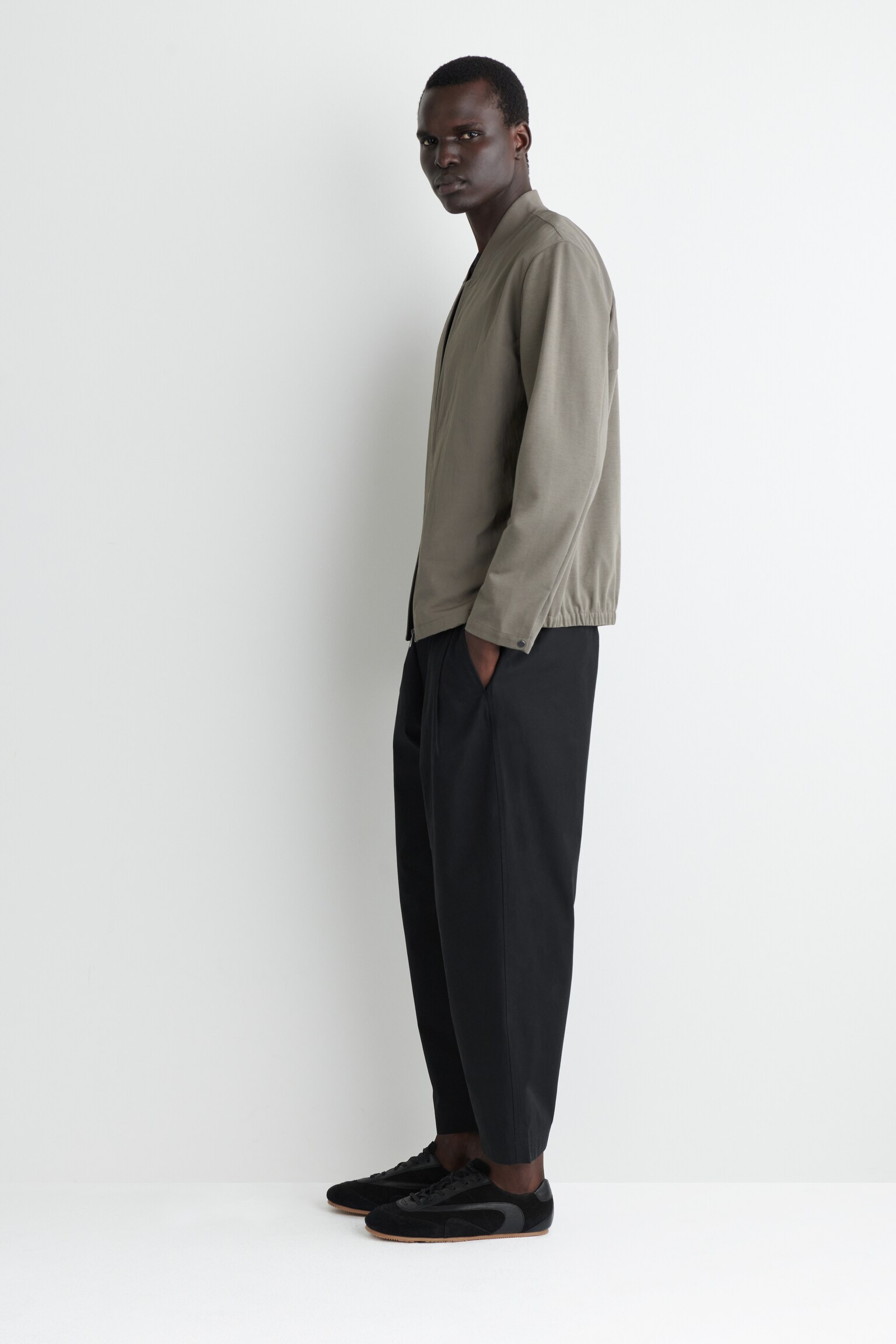 CHAQUETA BOMBER CON PANELES DE NAILON - MARRÓN GRISÁCEO/NEGRO - 3