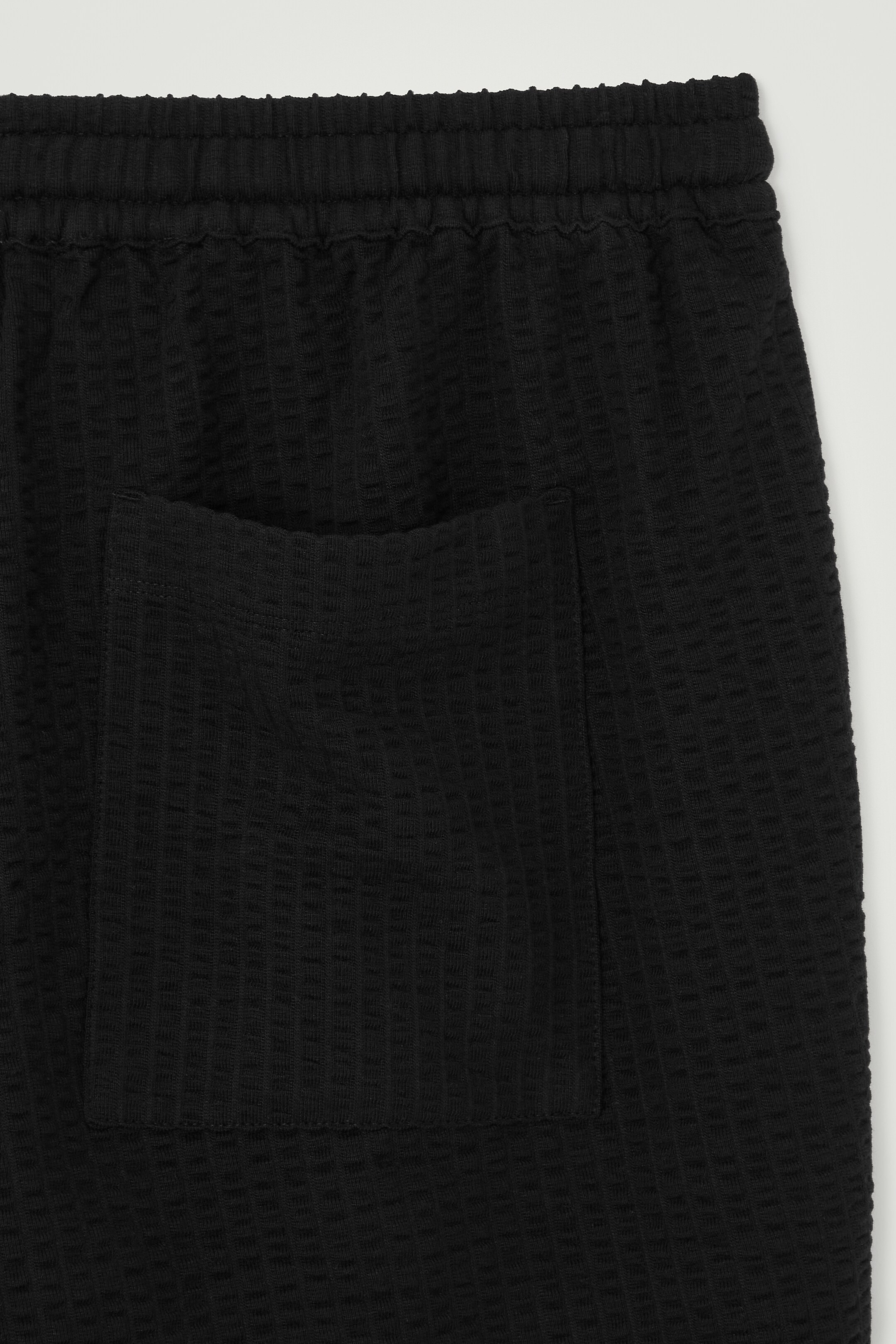 Agrandir l'image: SHORT TAILLE ÉLASTIQUÉE EN CRÊPE - NOIR - HOMME | H&M CH 3