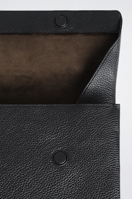 ENVELOPE LAPTOP SLEEVE - GRAINED LEATHER — BLACK 3
