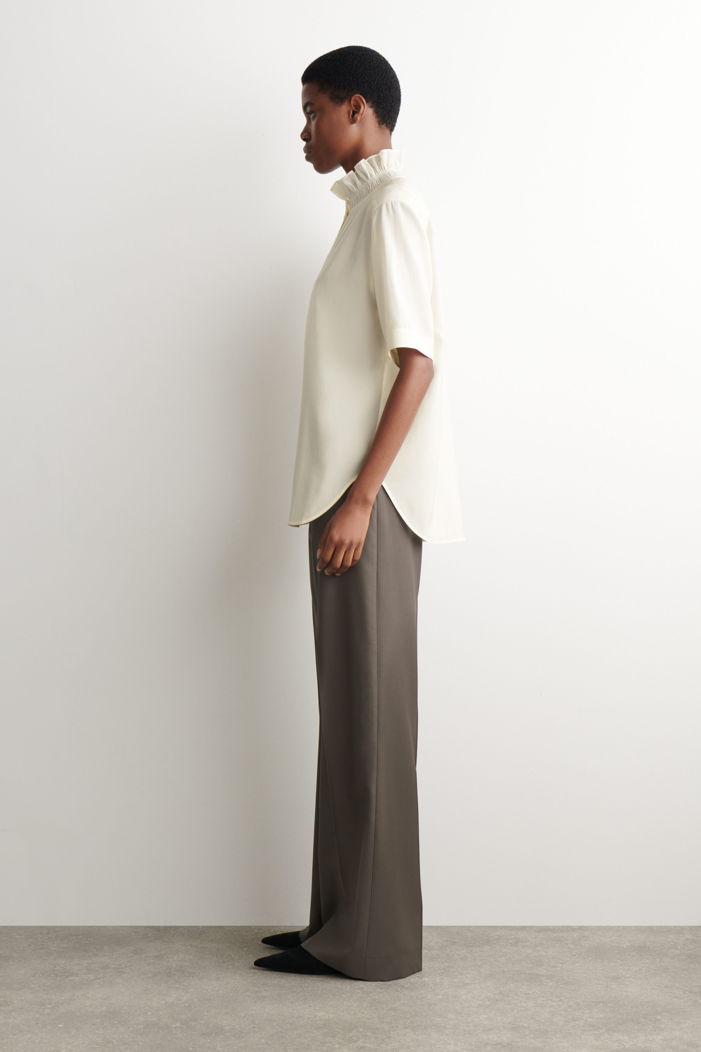 トップス ARTS&SCIENCE Roll collar gather blouse 1 RUFFLE-COLLAR MODAL BLOUSE - IVORY | COS