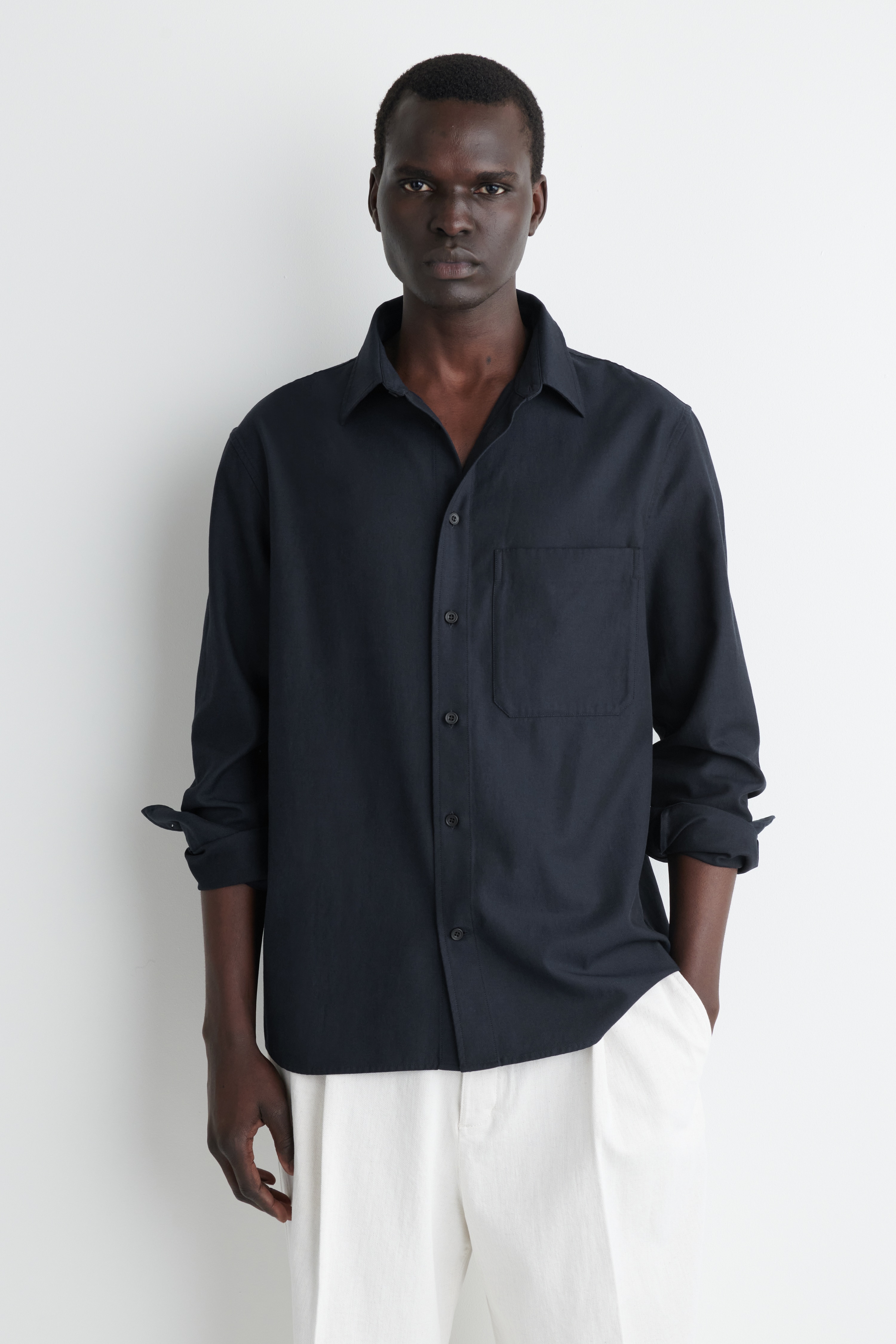 AVSLAPPNAD SKJORTA I TWILL - MARINBLÅ/MULLVADSBRUN / RANDIG