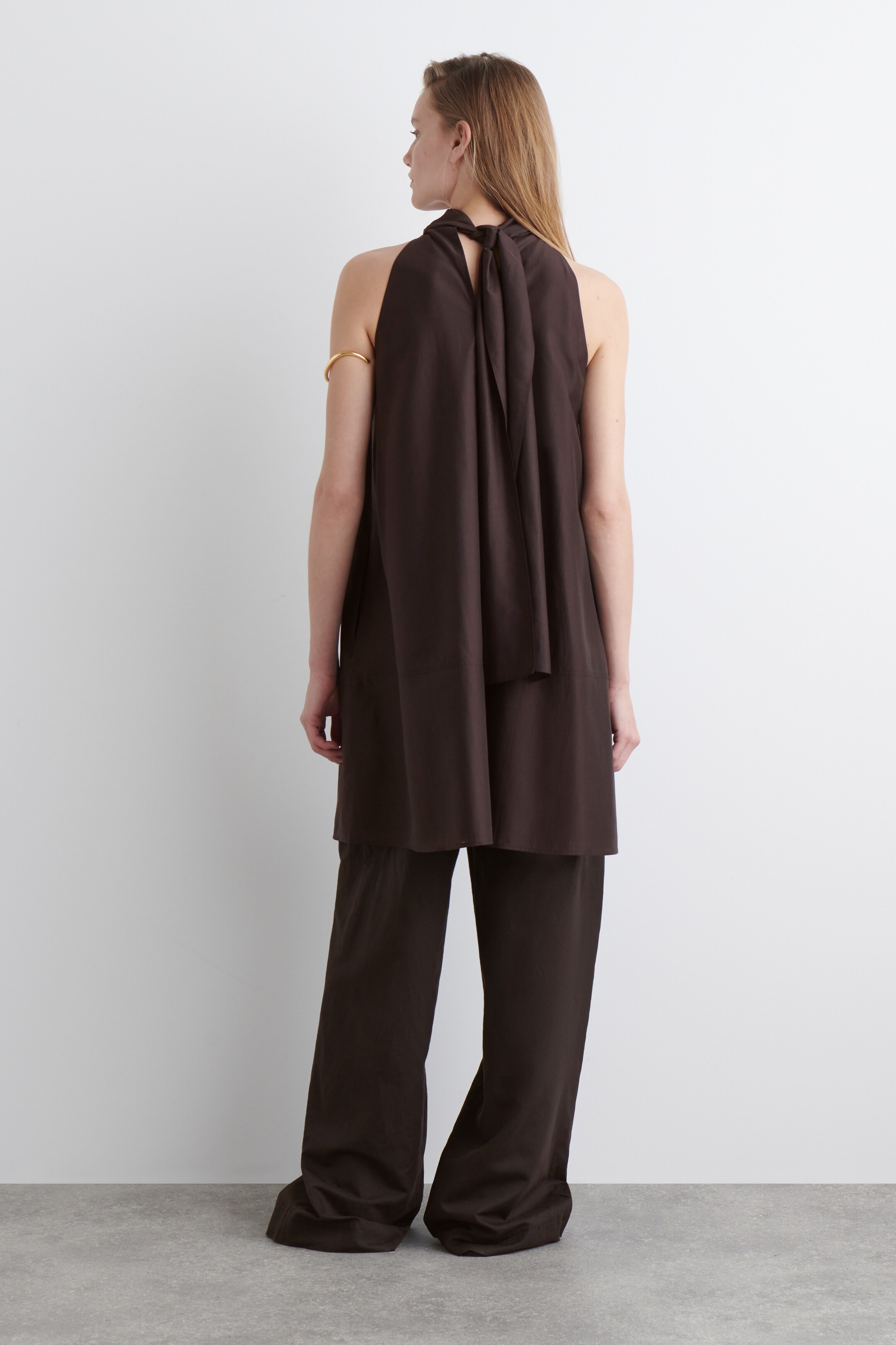 Ver imagen más grande: VESTIDO CORTO FLUIDO CON CUELLO HALTER - MARRÓN OSCURO - MUJER | H&M ES 5