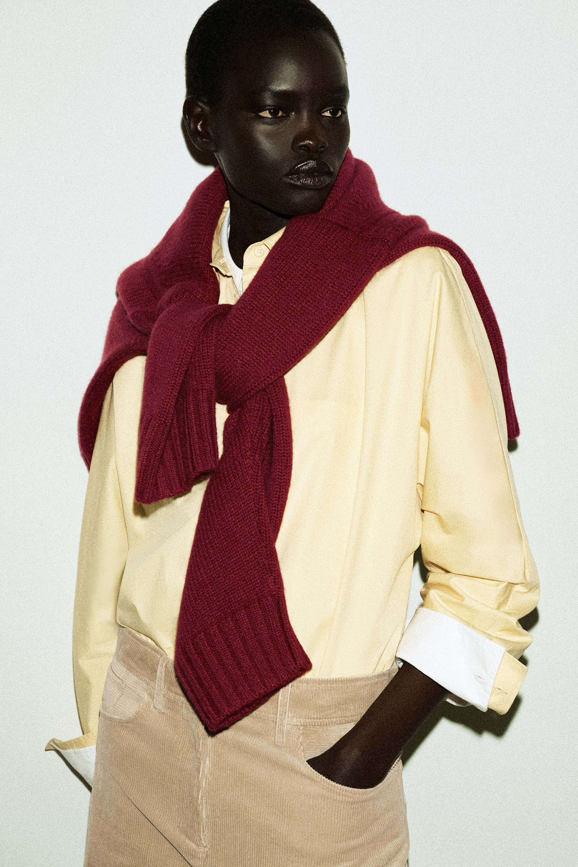 ROSSO  今期カシミヤスクエアネックニット CHUNKY CASHMERE MOCK-NECK SWEATER - DARK RED | COS US