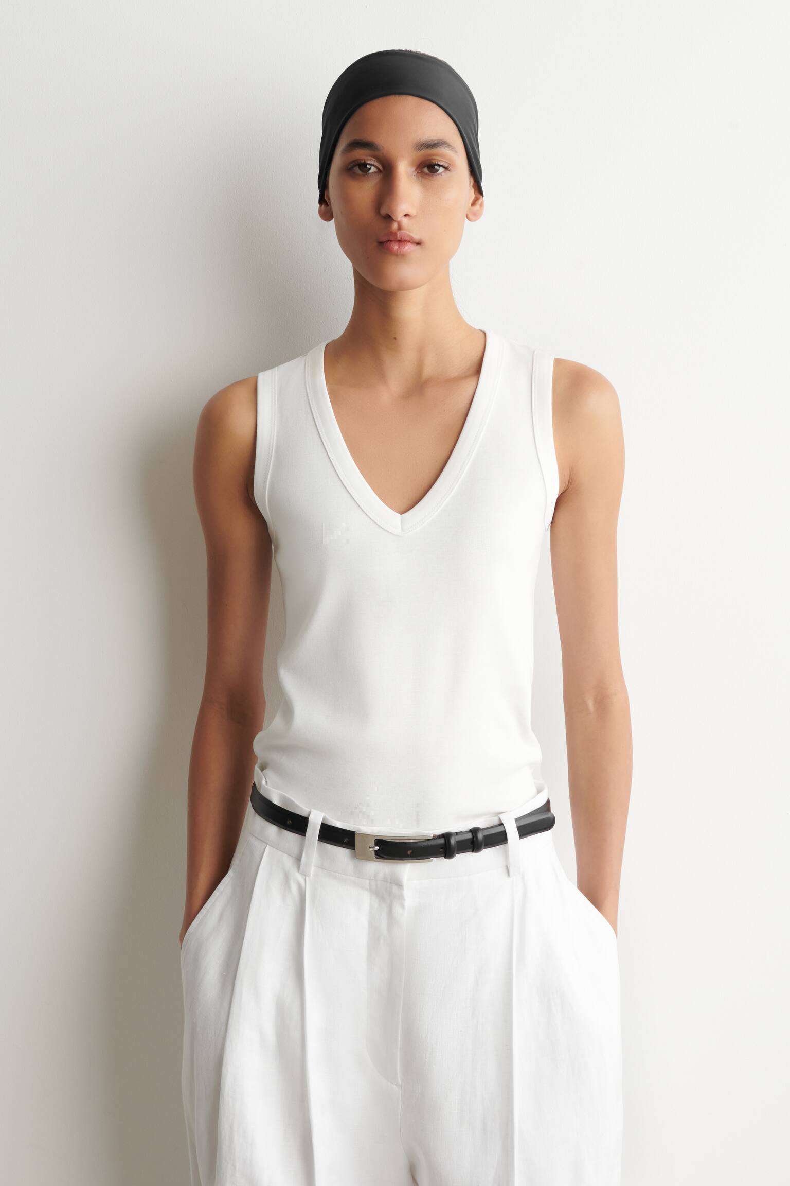 COTTON V-NECK TANK TOP - WHITE/NAVY - 1