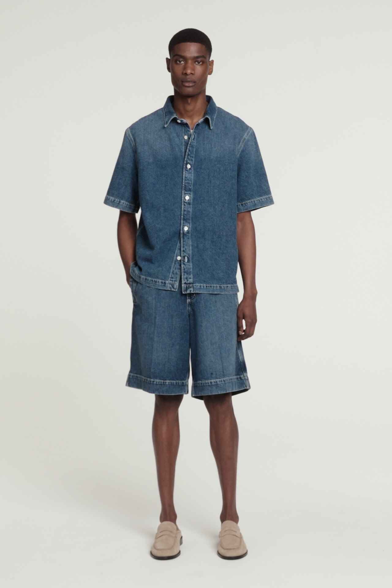 COS デニムショートパンツ ライトブルー RELAXED LIGHTWEIGHT DENIM SHORTS - BLUE | COS US