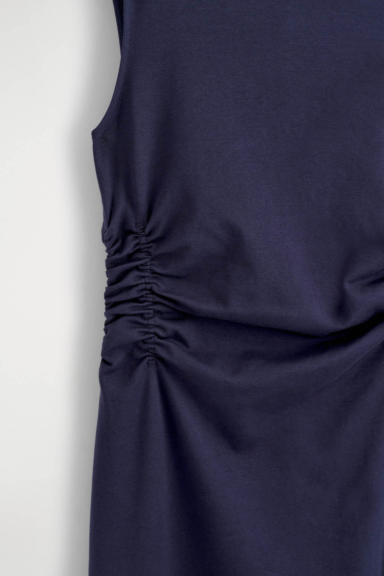 MIDI ŠATY Z BAVLNĚNÉHO ŽERZEJE S ŘASENÍM V PASE - NÁMOŘNICKÁ MODRÁ - 6