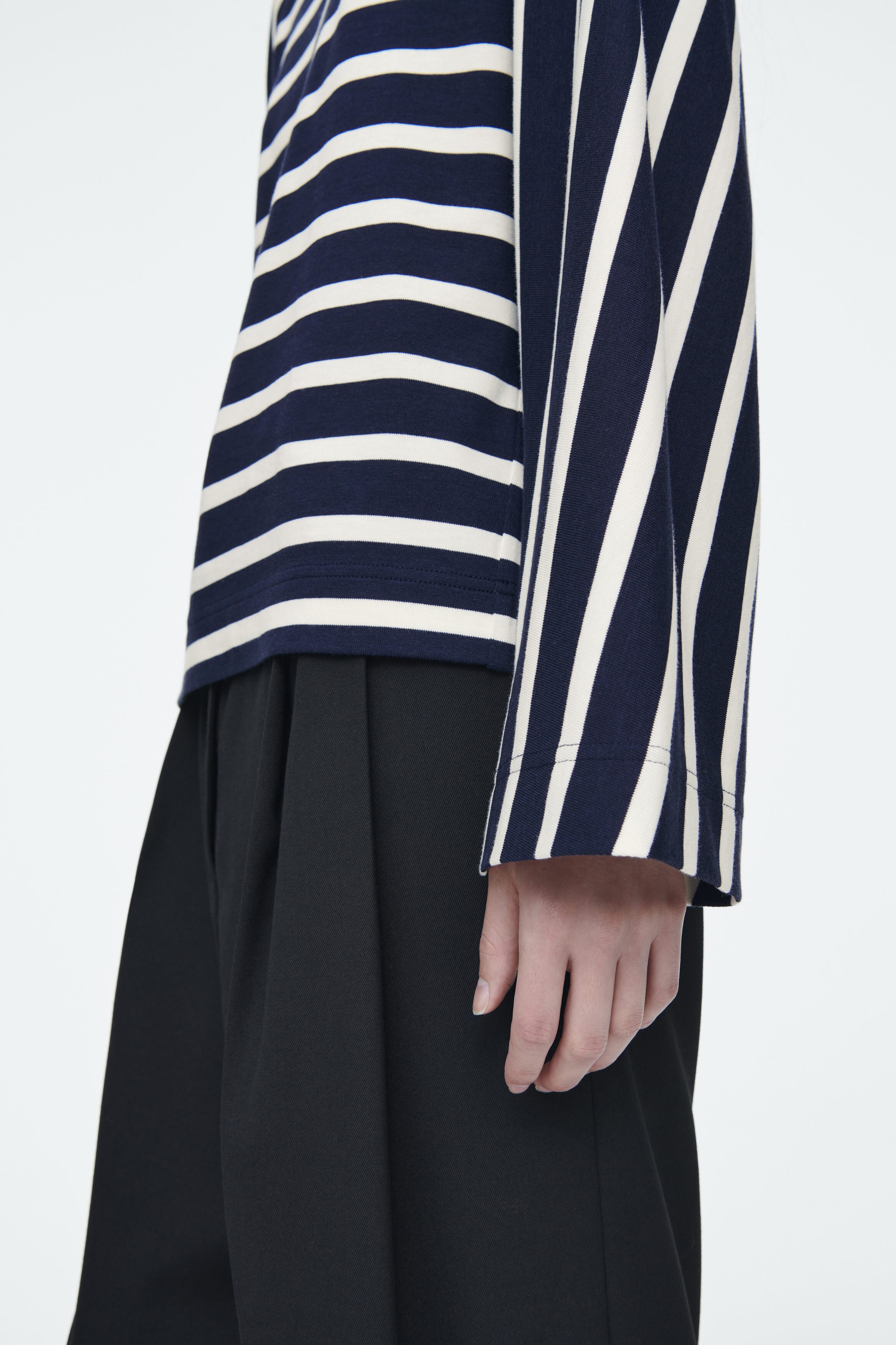 BOXY LONG-SLEEVED T-SHIRT - NAVY / OFF-WHITE / STRIPED | COS