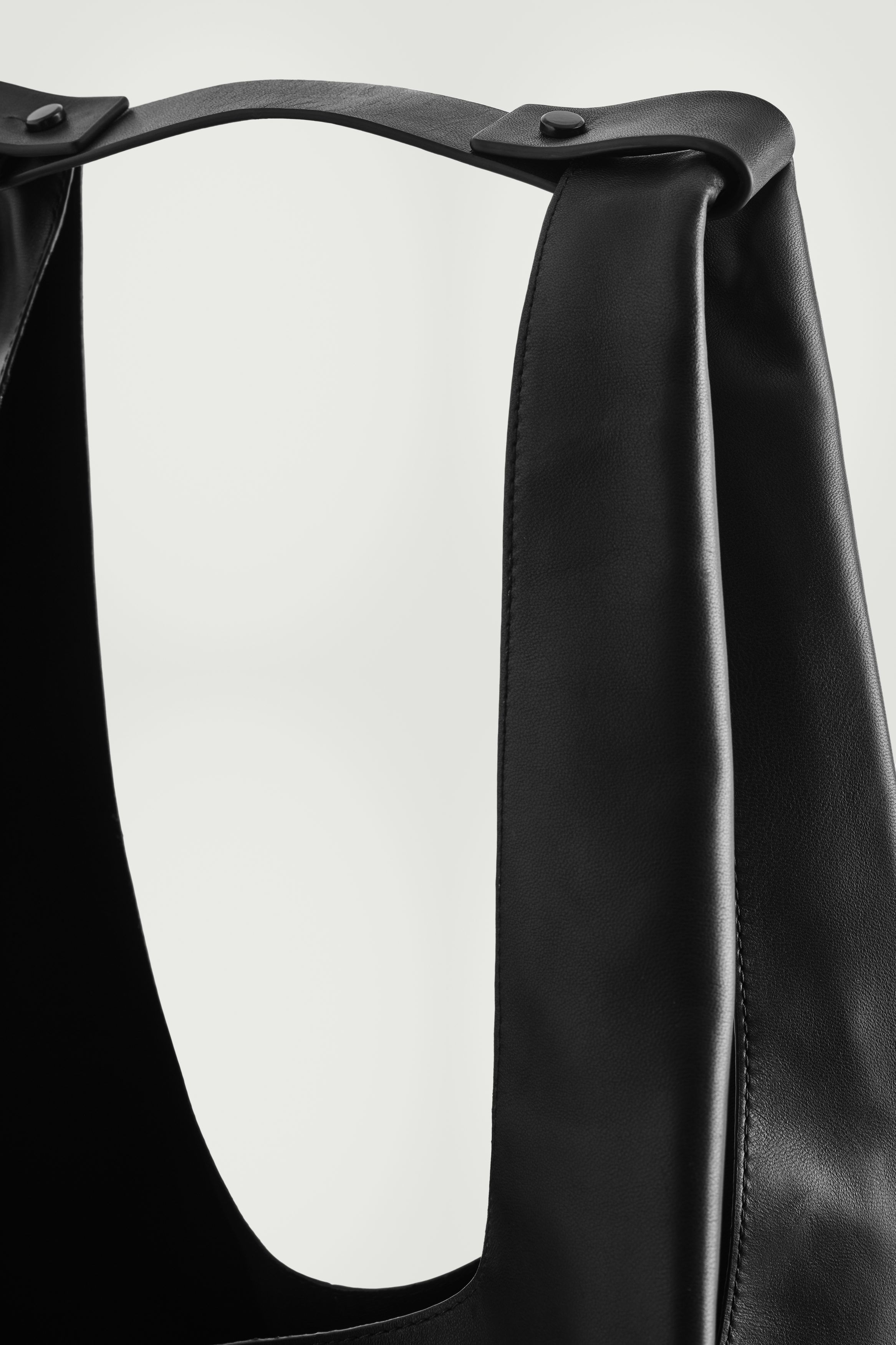 SLOUCHY TOTE BAG - LEATHER - BLACK | COS US