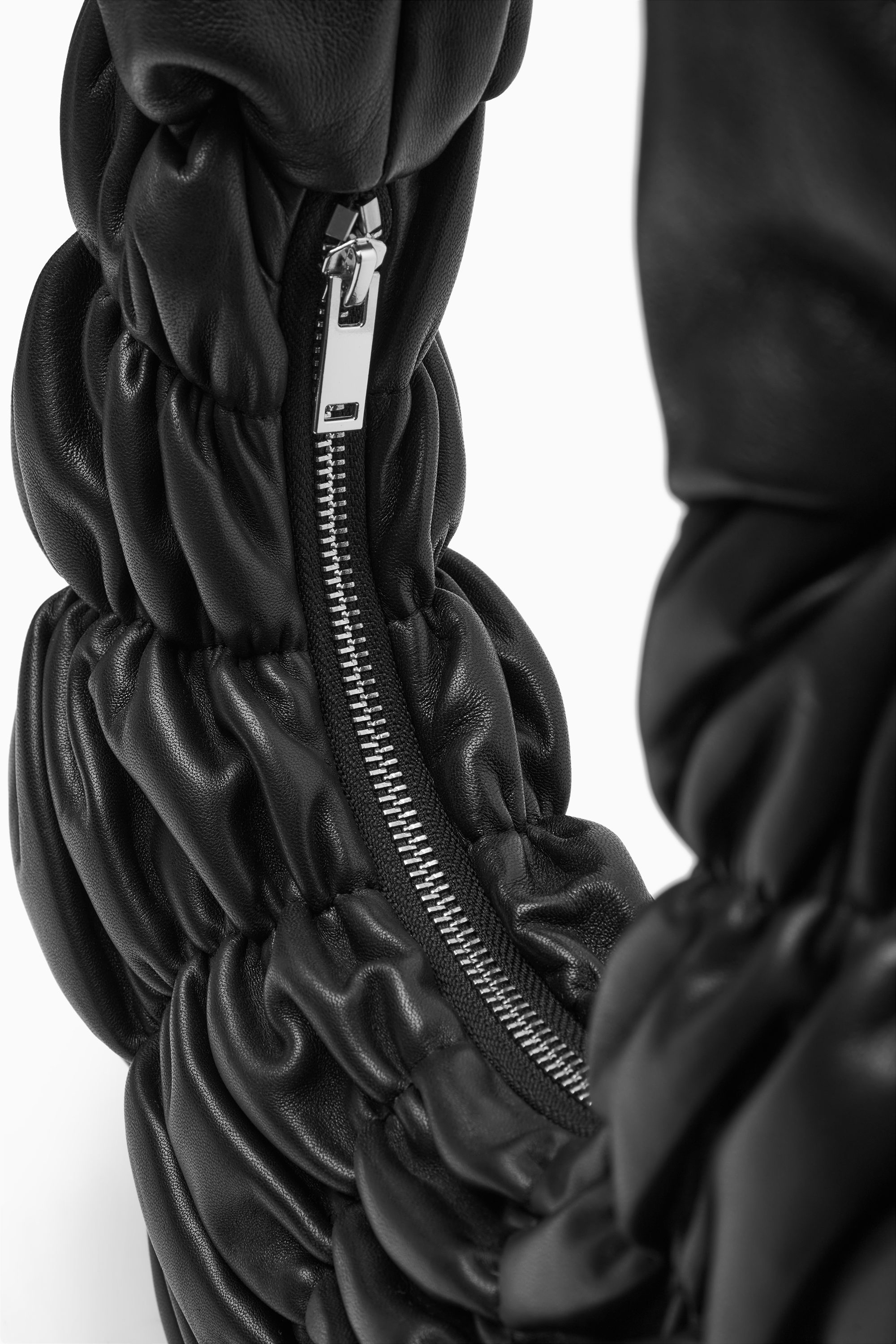 ☆韓国の人気☆【COS】☆COS Ripple Crossbody Bag Black☆ RIPPLE CROSSBODY - LEATHER - BLACK | COS