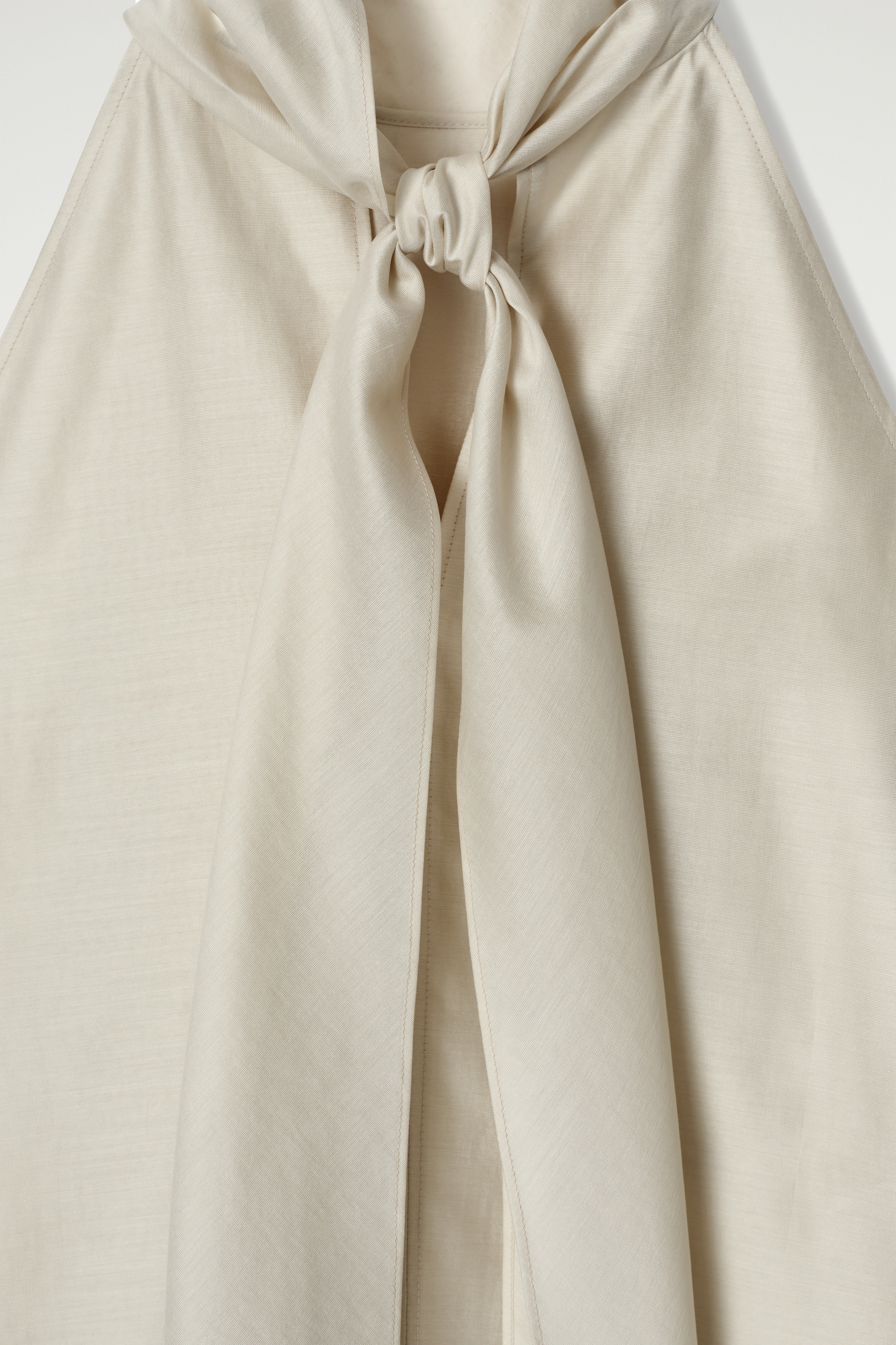 Visa större bild: DRAPERAD HALTERNECK-TOPP - BEIGE - DAM | H&M SE 8