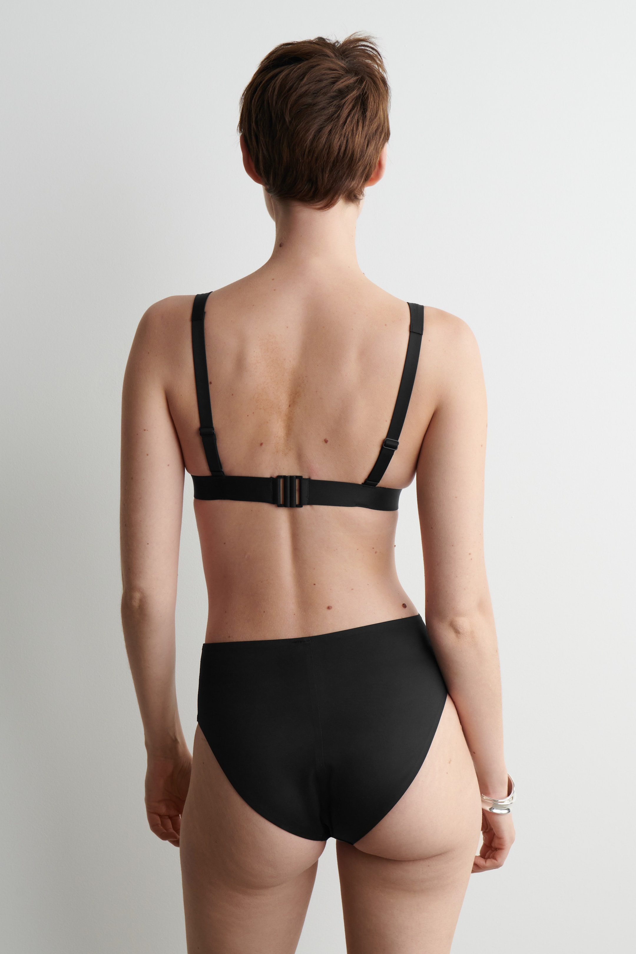 Grösseres Bild ansehen: SCUBA-BIKINIHOSE MIT HOHEM BUND - SCHWARZ - DAMEN | H&M CH 3
