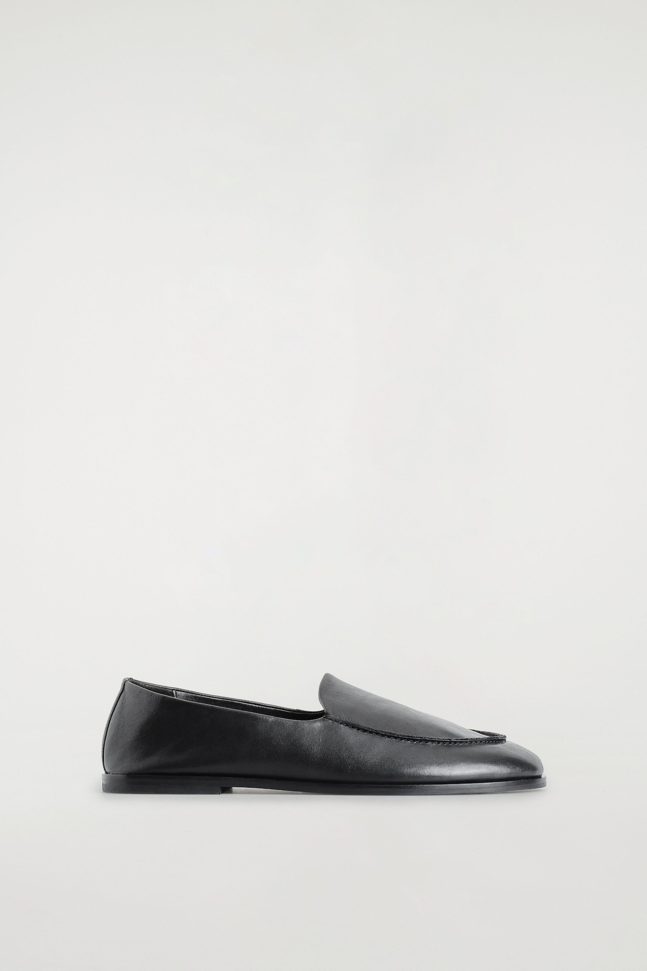 CLASSIC LEATHER LOAFERS — BLACK