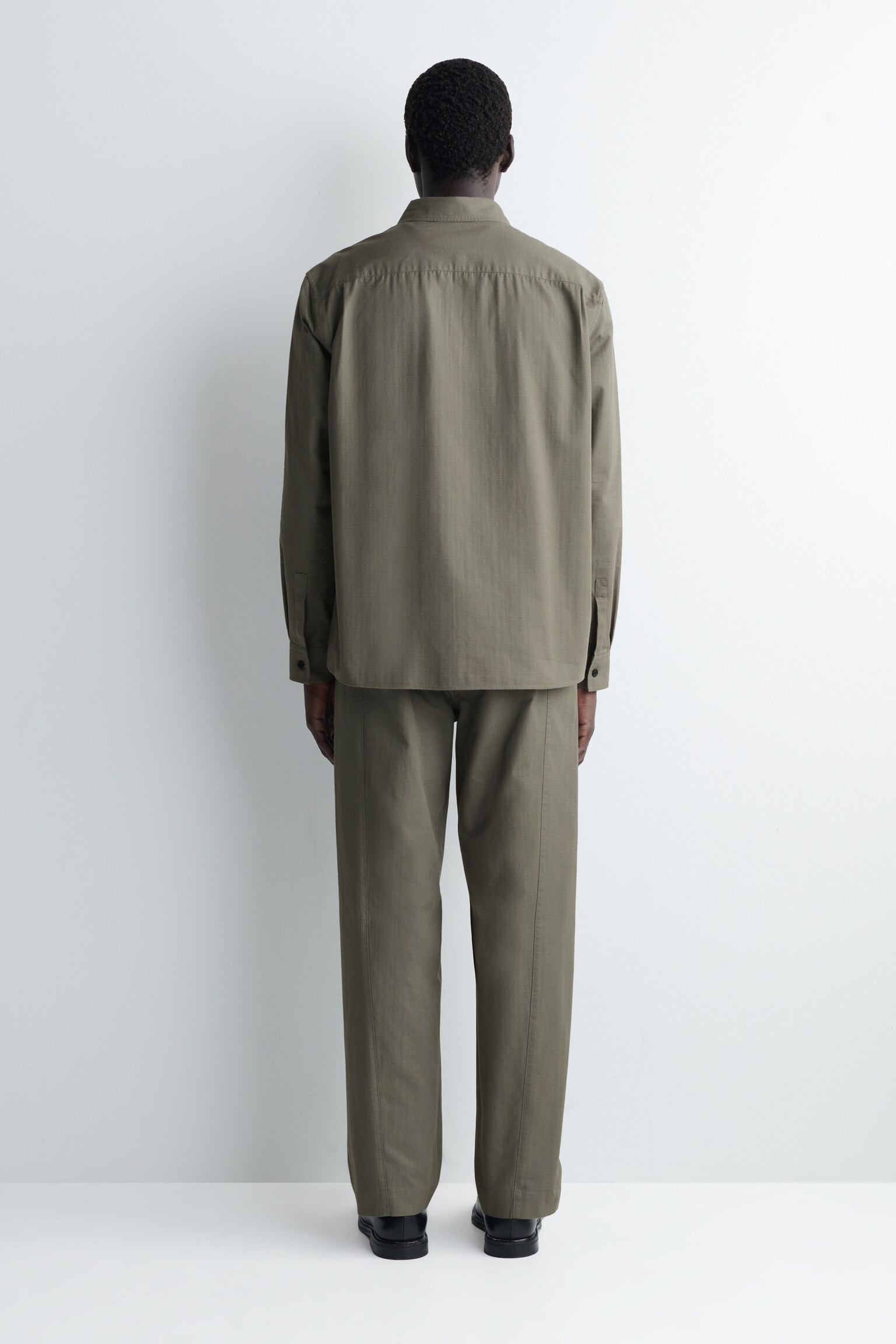 HOSE AUS BAUMWOLLE MIT GERADEM BEIN - DUNKLES KHAKI - 4