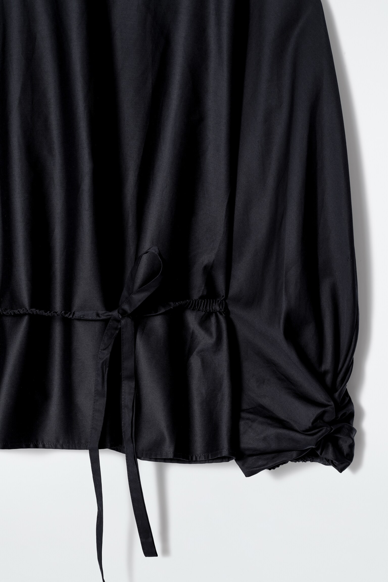 BLUSA CON VOLANTE Y DETALLE DE CORDÓN - AZUL MARINO/ROJO - 4