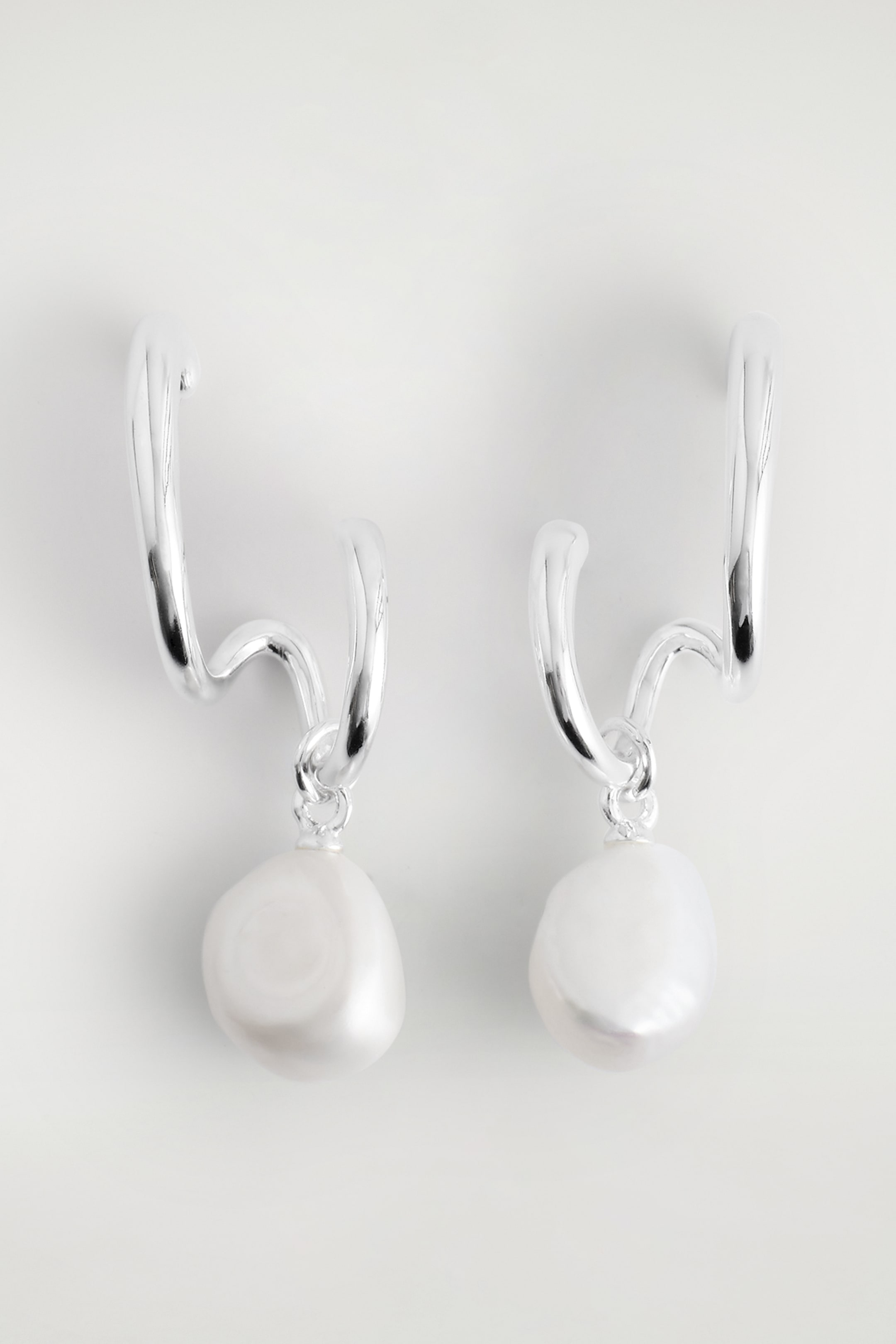 Ingrandisci l'immagine: DOUBLE-HOOP PEARL EARRINGS - SILVER - DONNA | H&M CH 4