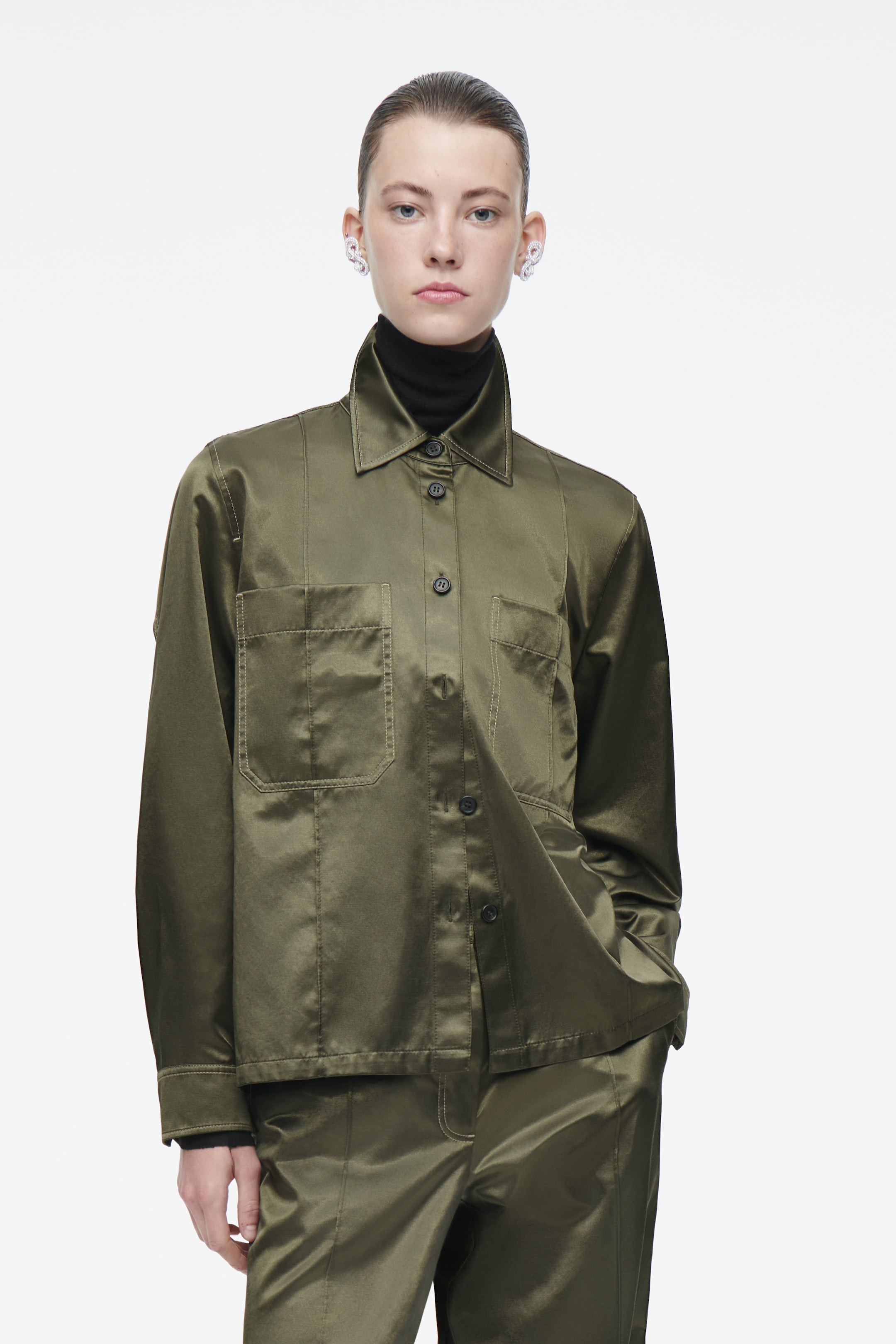 Agrandir l'image: CHEMISE WORKWEAR REGULAR SATINÉE À PLIS PIQUÉS - KAKI - FEMME | H&M CH 1