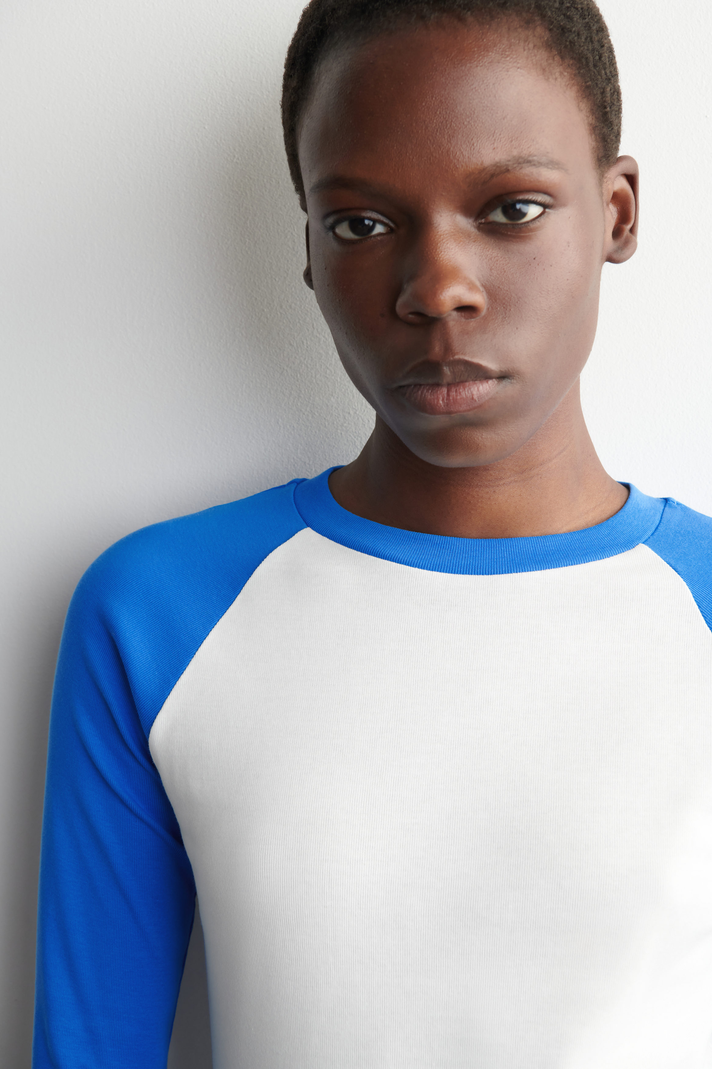 LONG-SLEEVED COTTON RAGLAN T-SHIRT - WHITE / BLUE | COS DE
