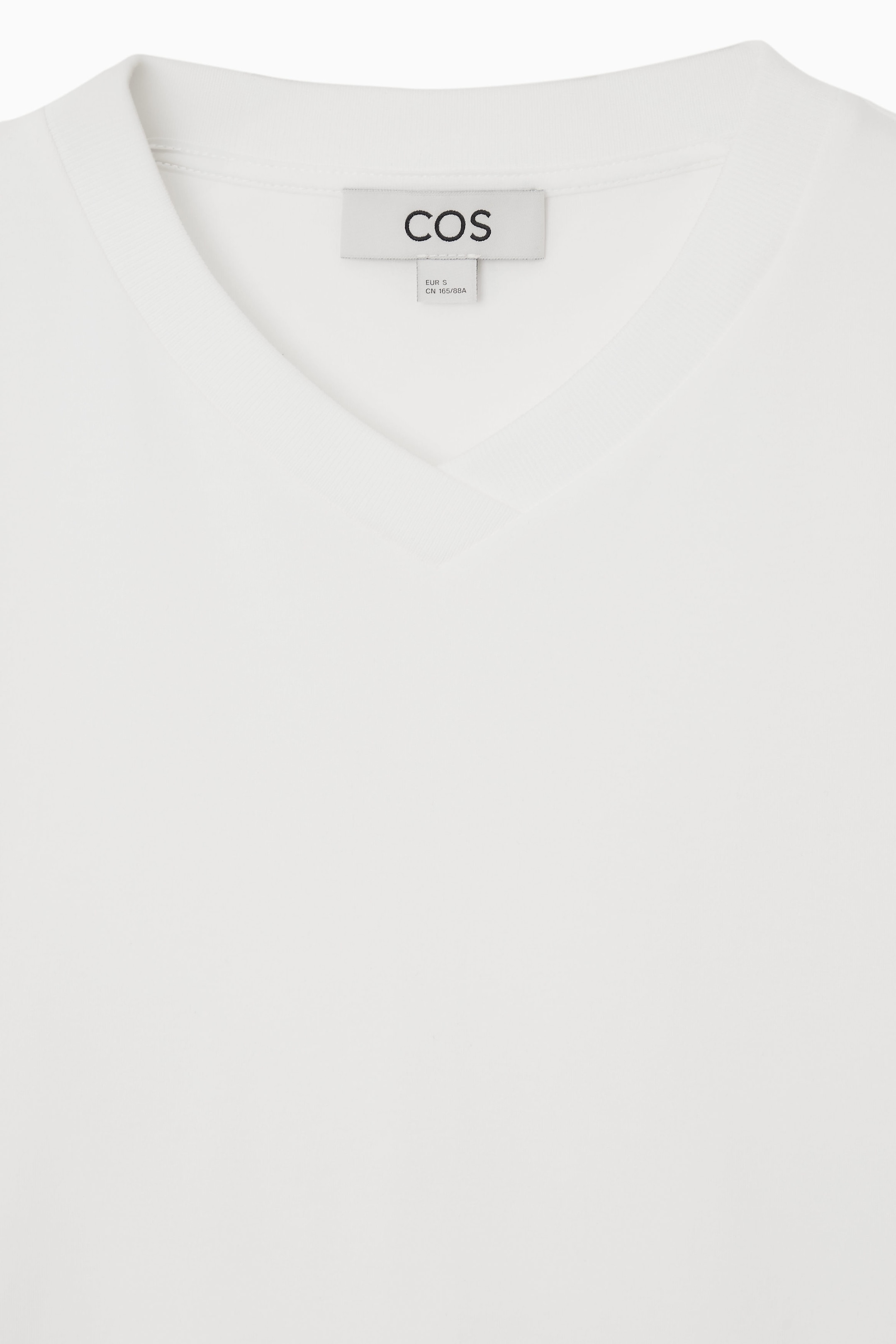 REGULAR BOXY V-NECK T-SHIRT