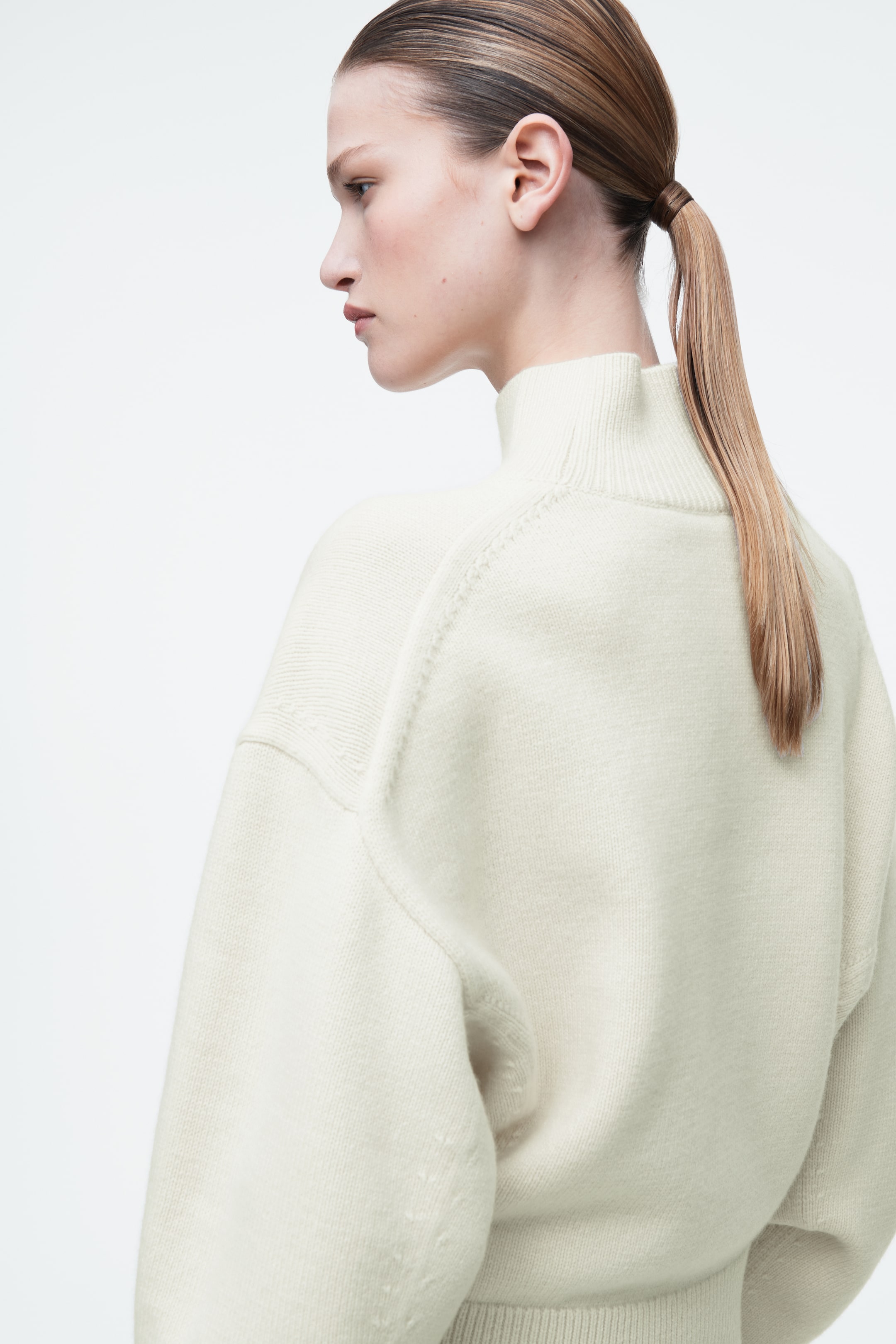 Visa större bild: TRÖJA I ULL MED HÖG KRAGE OCH MARKERAD MIDJA - GRÄDDVIT - DAM | H&M SE 3